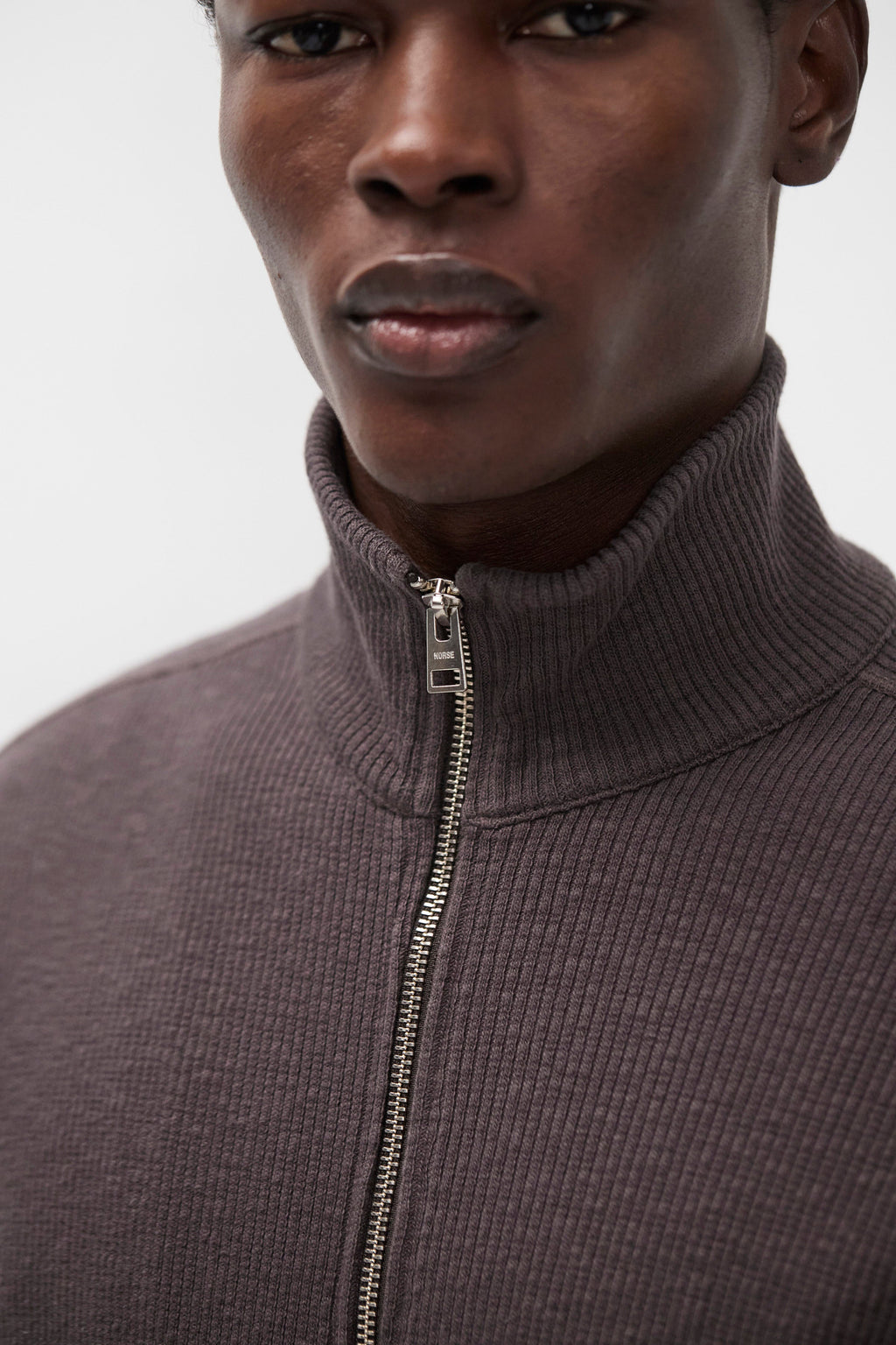 Cardigan zippé côtelé militaire – Un cardigan zippé à la coupe décontractée, inspiré des sous-vêtements thermiques militaires, confectionné dans un jersey de coton côtelé de 440 g/m² – Une coupe décontractée…