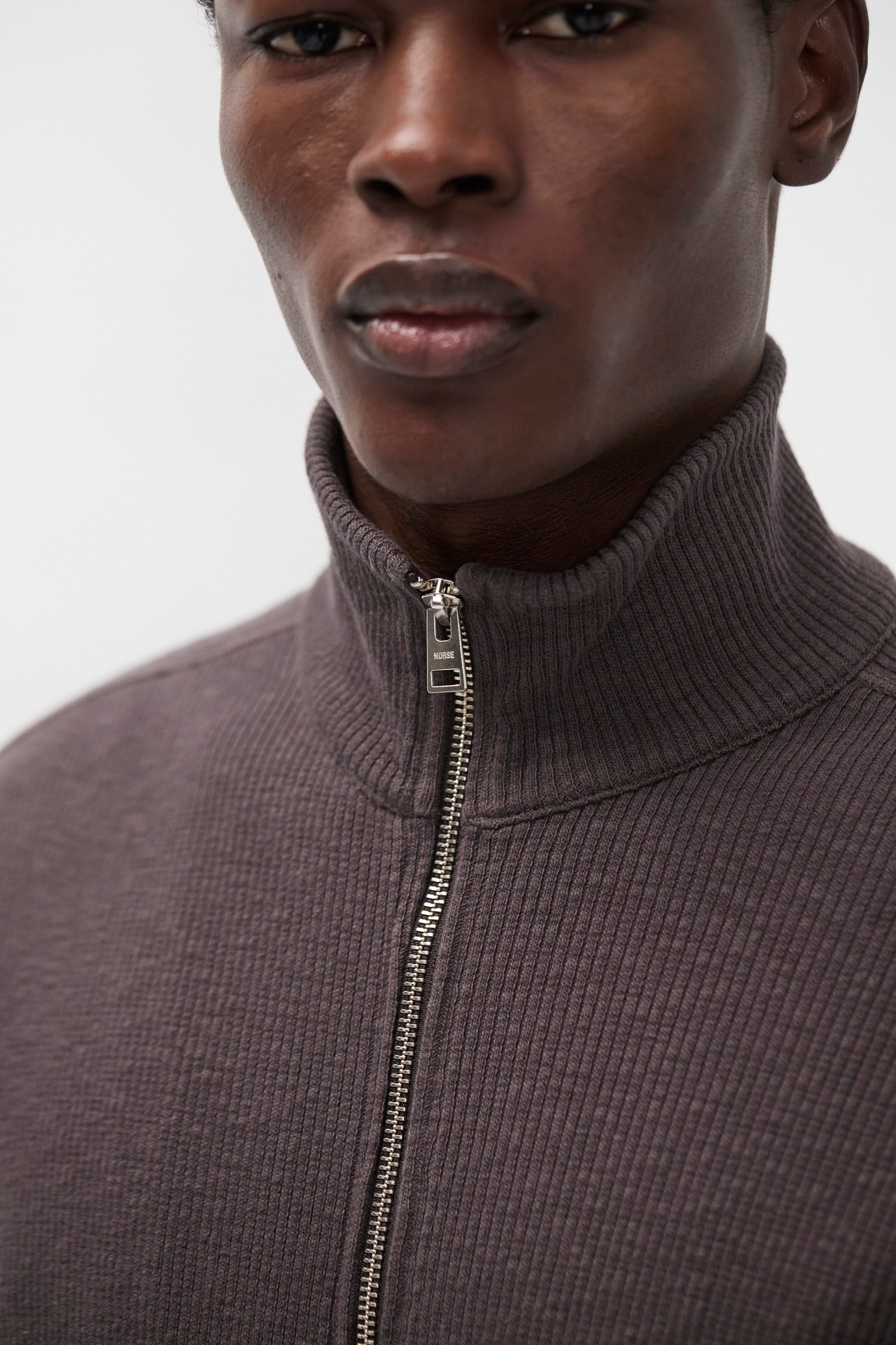 Cardigan zippé côtelé militaire – Un cardigan zippé à la coupe décontractée, inspiré des sous-vêtements thermiques militaires, confectionné dans un jersey de coton côtelé de 440 g/m² – Une coupe décontractée…