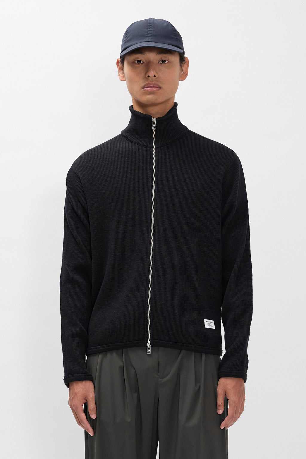 Cardigan zippé côtelé militaire – Un cardigan zippé décontracté inspiré des sous-vêtements thermiques militaires, confectionné en jersey de coton côtelé 440 g/m² – Il présente un c…