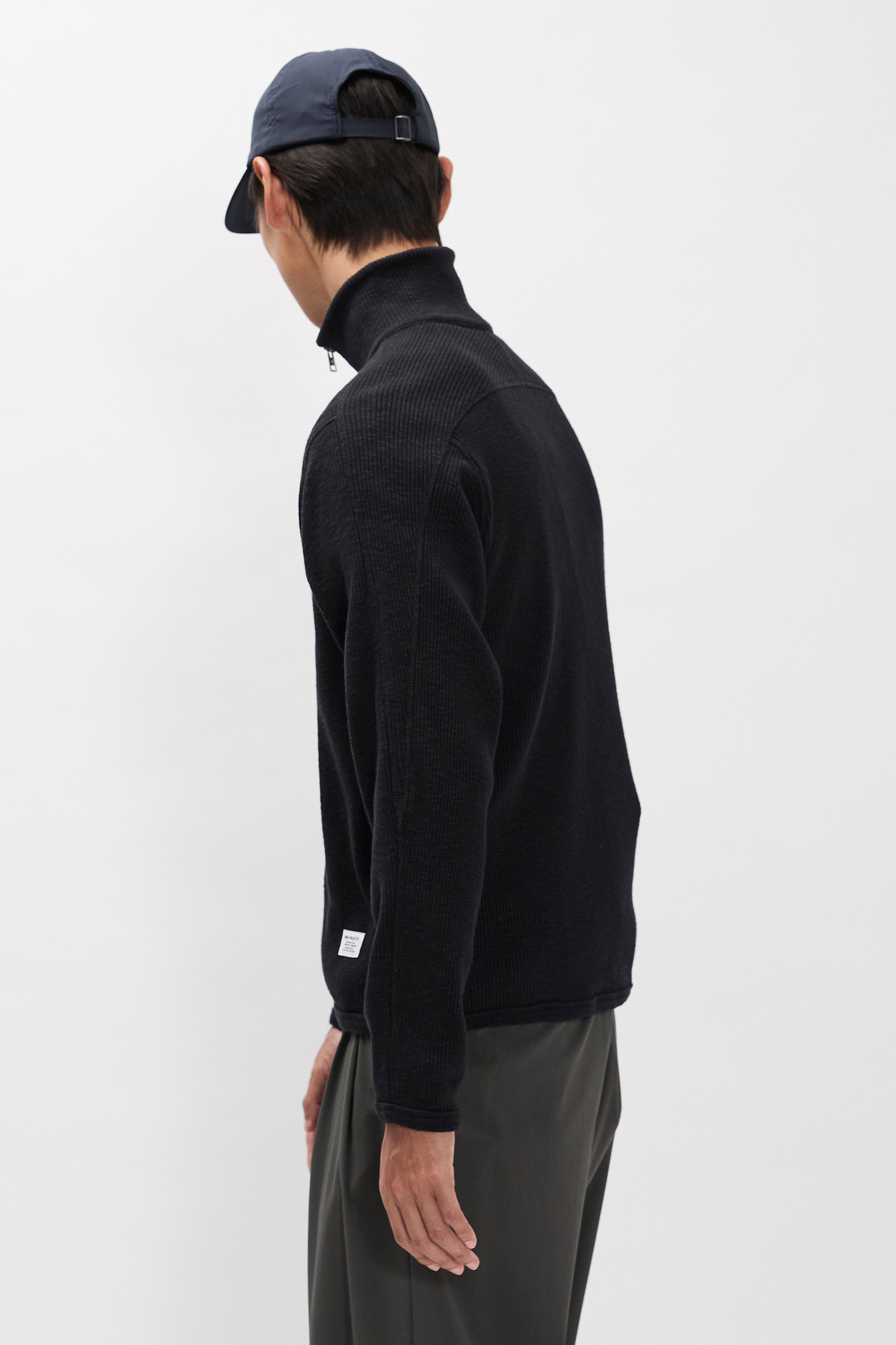 Cardigan zippé côtelé militaire – Un cardigan zippé décontracté inspiré des sous-vêtements thermiques militaires, confectionné en jersey de coton côtelé 440 g/m² – Il présente un c…