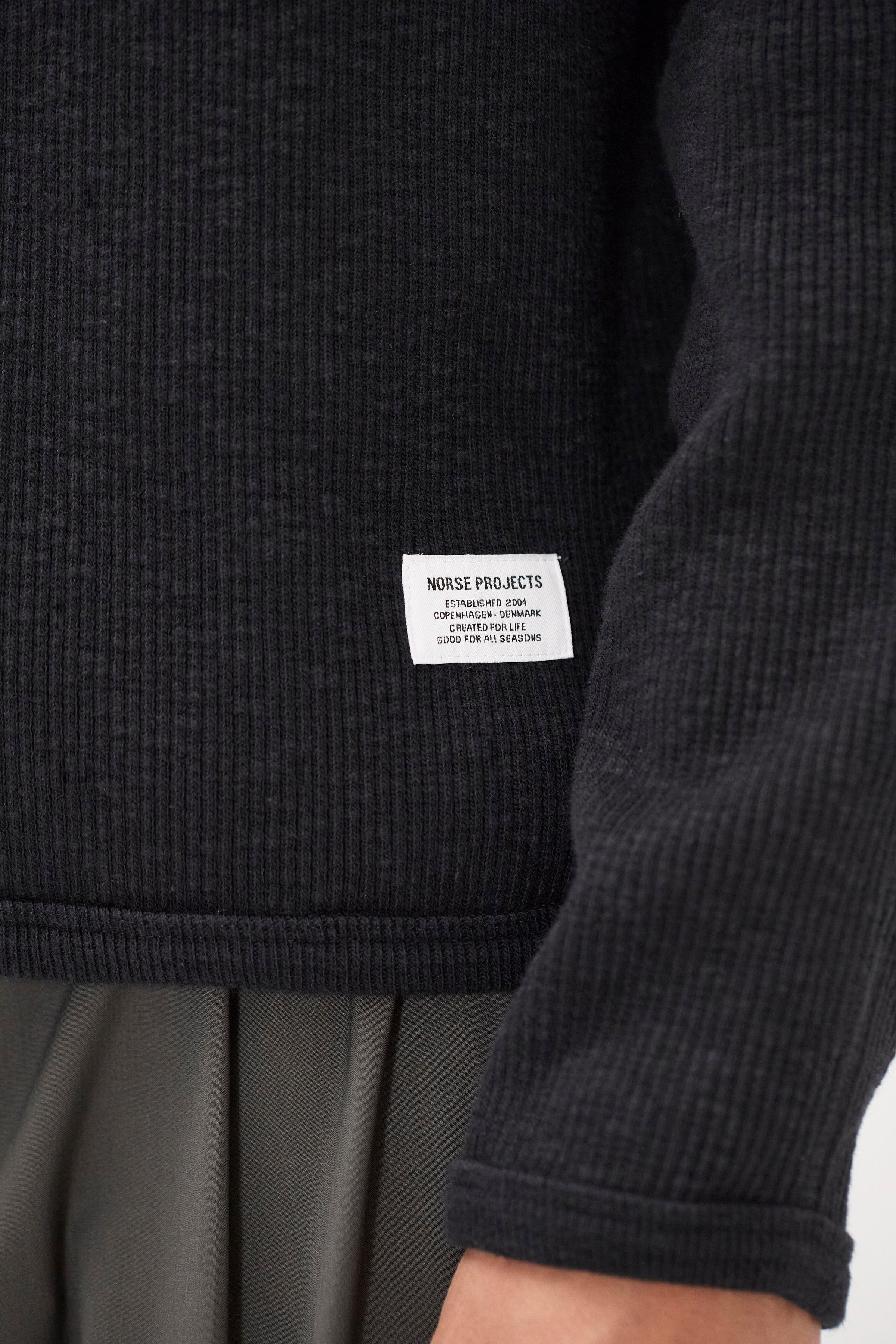 Cardigan zippé côtelé militaire – Un cardigan zippé décontracté inspiré des sous-vêtements thermiques militaires, confectionné en jersey de coton côtelé 440 g/m² – Il présente un c…