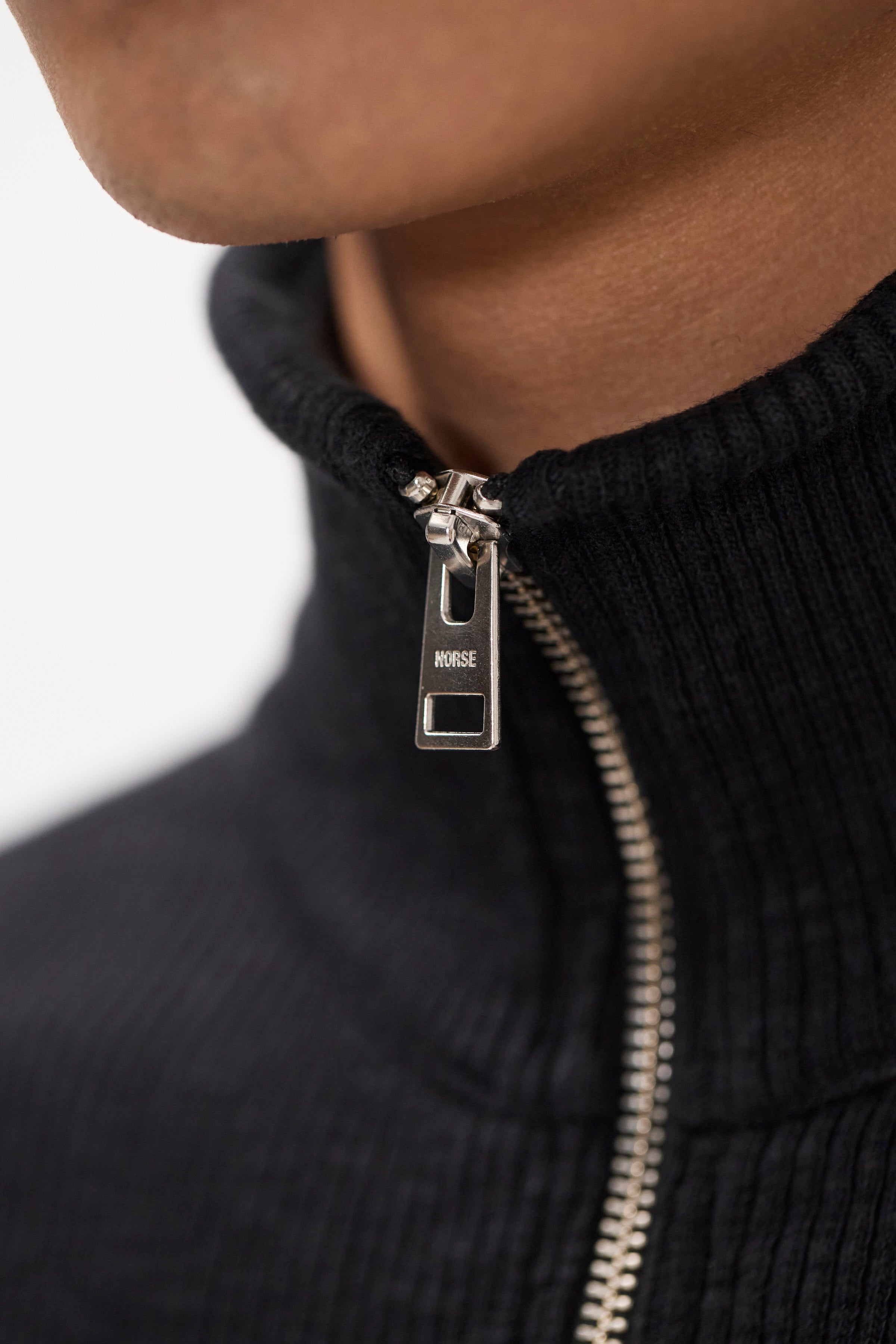 Cardigan zippé côtelé militaire – Un cardigan zippé décontracté inspiré des sous-vêtements thermiques militaires, confectionné en jersey de coton côtelé 440 g/m² – Il présente un c…