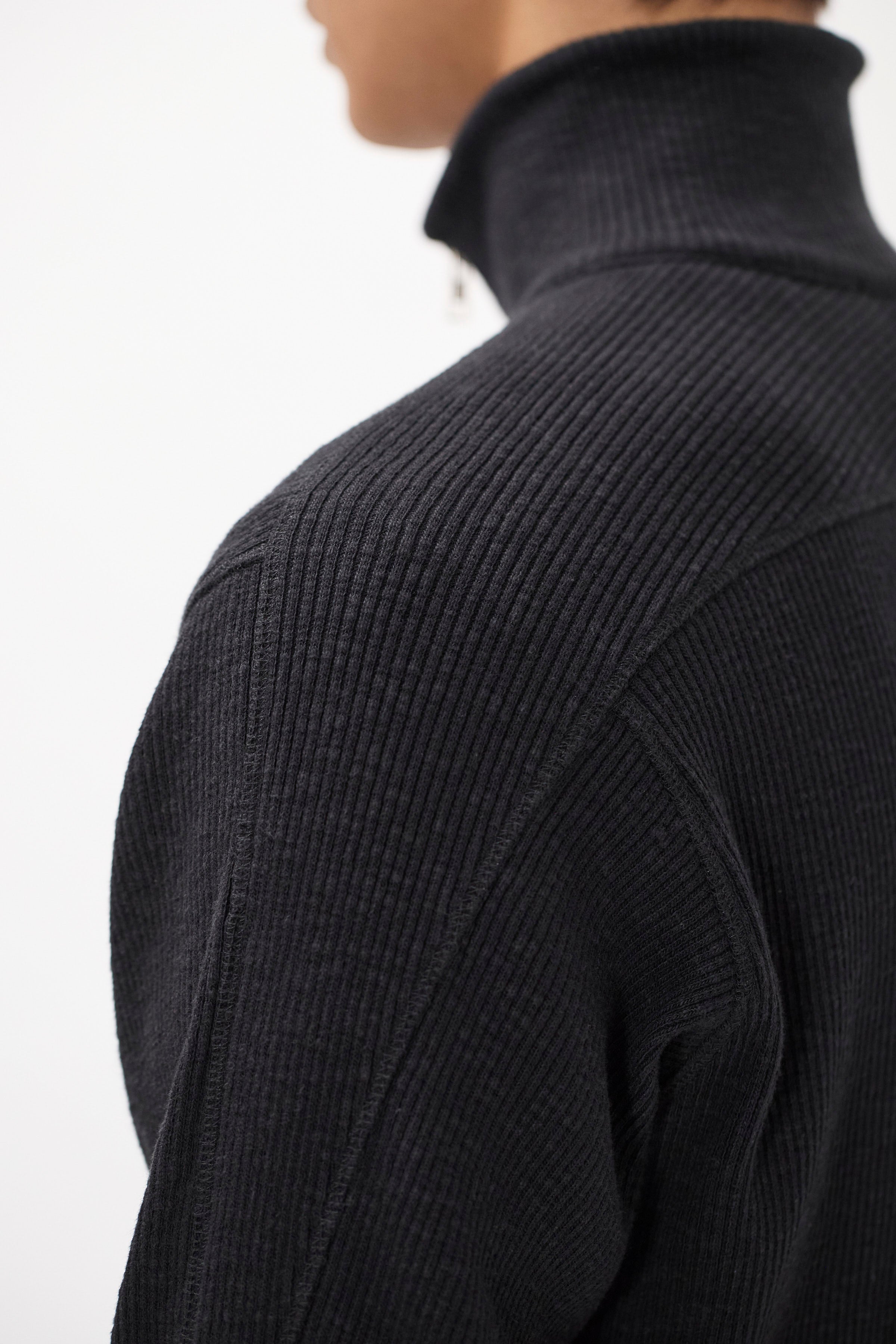 Cardigan zippé côtelé militaire – Un cardigan zippé décontracté inspiré des sous-vêtements thermiques militaires, confectionné en jersey de coton côtelé 440 g/m² – Il présente un c…