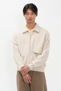 Veste en molleton de coton et lin - Une veste zippée décontractée teinte après confection, fabriquée dans un molleton de coton et lin - Une veste décontractée teinte après confection…