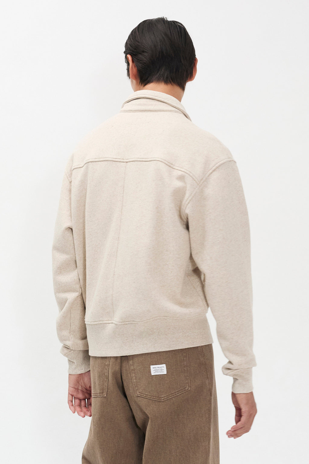 Veste en molleton de coton et lin - Une veste zippée décontractée teinte après confection, fabriquée dans un molleton de coton et lin - Une veste décontractée teinte après confection…