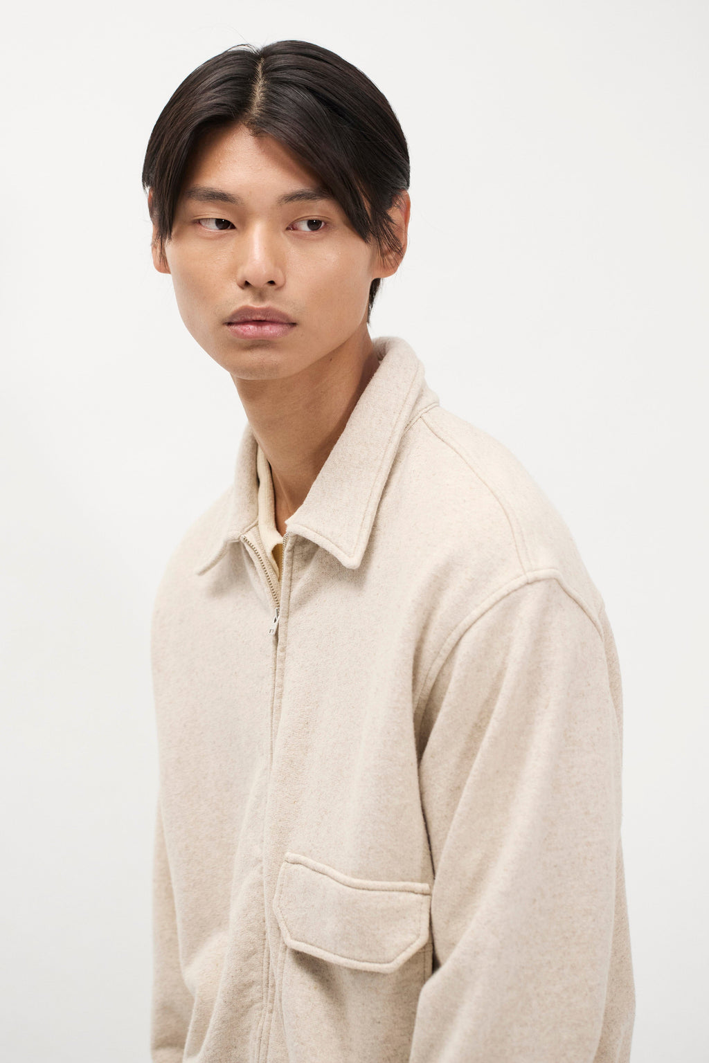 Veste en molleton de coton et lin - Une veste zippée décontractée teinte après confection, fabriquée dans un molleton de coton et lin - Une veste décontractée teinte après confection…