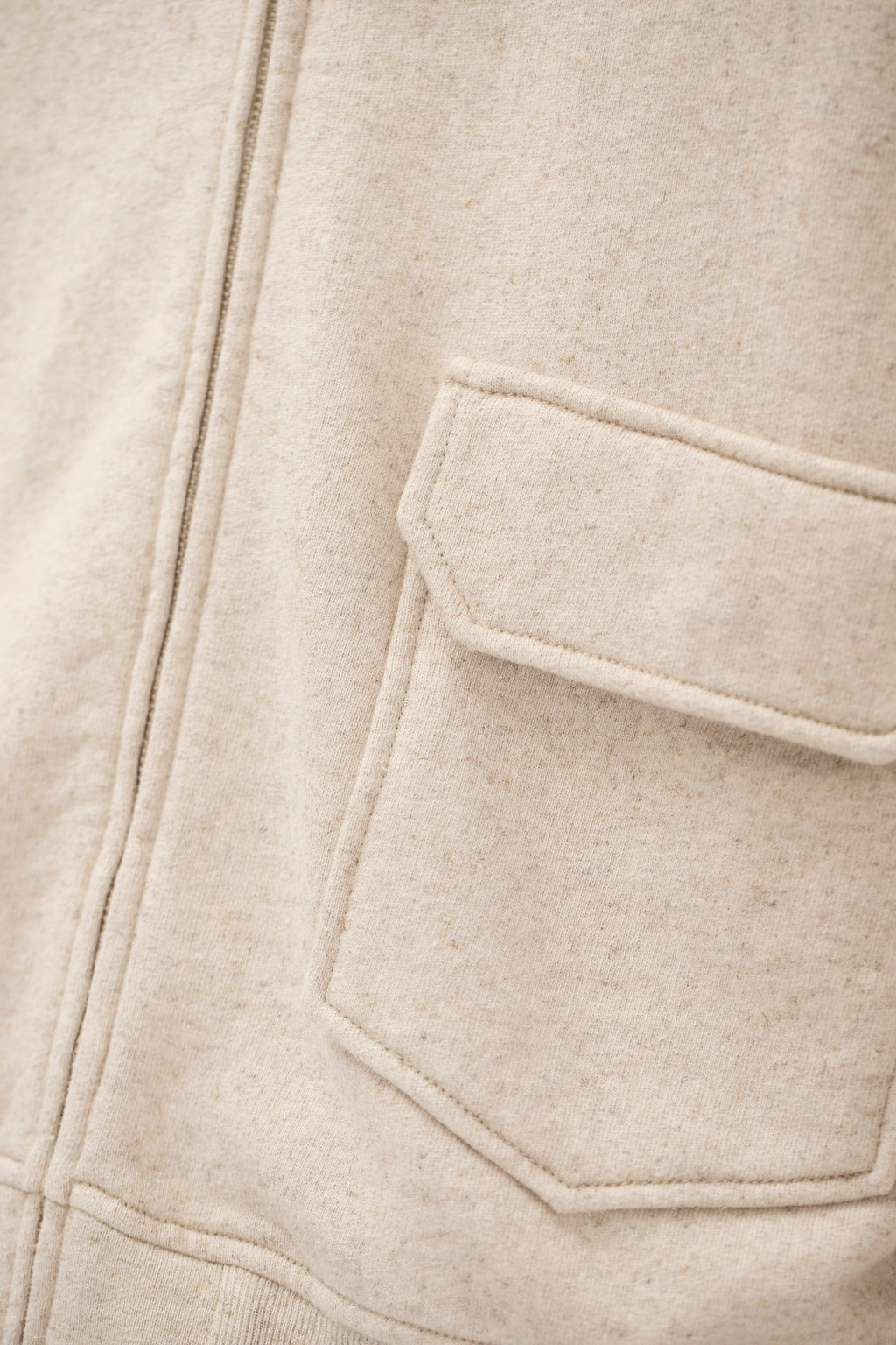 Veste en molleton de coton et lin - Une veste zippée décontractée teinte après confection, fabriquée dans un molleton de coton et lin - Une veste décontractée teinte après confection…