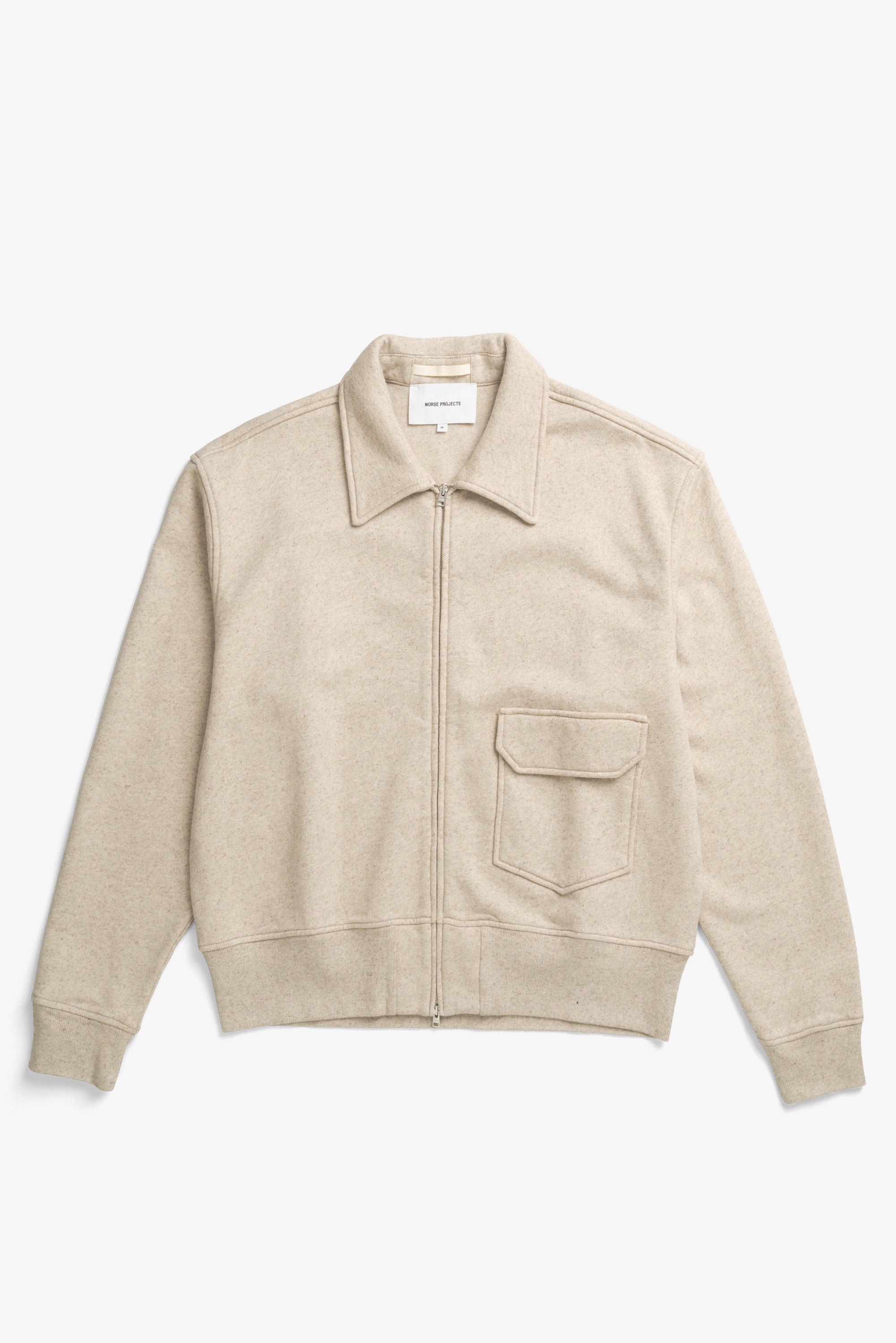 Veste en molleton de coton et lin - Une veste zippée décontractée teinte après confection, fabriquée dans un molleton de coton et lin - Une veste décontractée teinte après confection…
