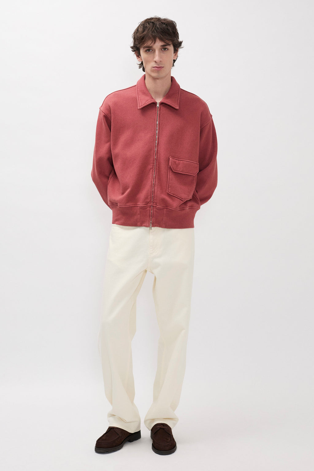 Veste bouclée en coton et lin – Une veste zippée décontractée, teinte après confection, en bouclette de coton et de lin – Elle est dotée de manches montées, d’un b…