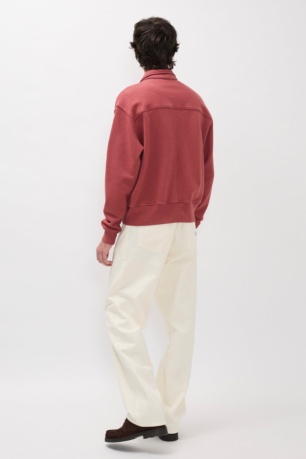 Veste bouclée en coton et lin – Une veste zippée décontractée, teinte après confection, en bouclette de coton et de lin – Elle est dotée de manches montées, d’un b…