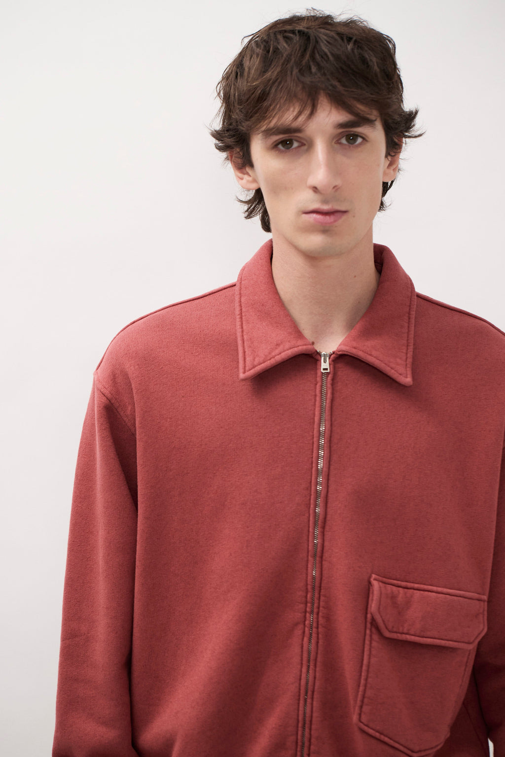 Veste bouclée en coton et lin – Une veste zippée décontractée, teinte après confection, en bouclette de coton et de lin – Elle est dotée de manches montées, d’un b…