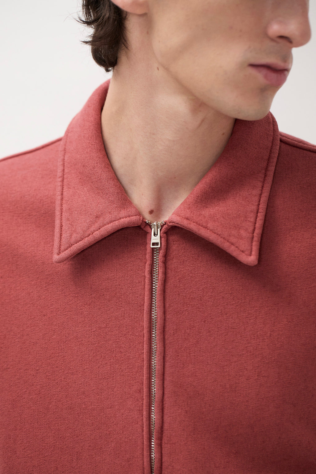 Veste bouclée en coton et lin – Une veste zippée décontractée, teinte après confection, en bouclette de coton et de lin – Elle est dotée de manches montées, d’un b…
