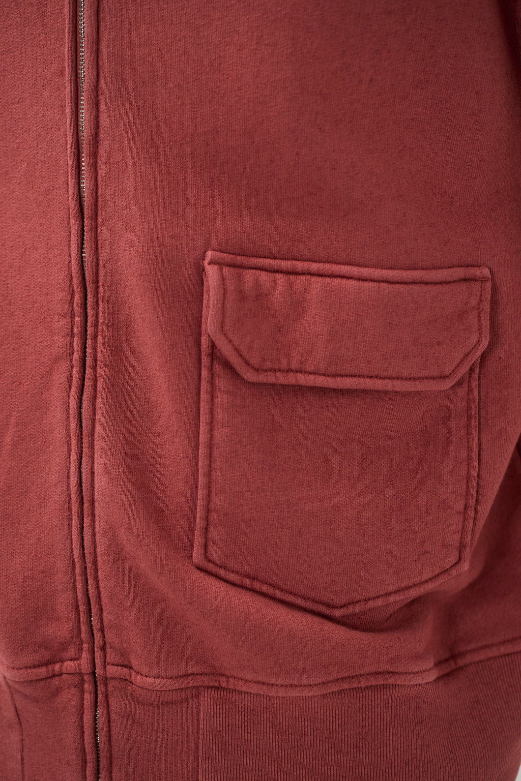 Veste bouclée en coton et lin – Une veste zippée décontractée, teinte après confection, en bouclette de coton et de lin – Elle est dotée de manches montées, d’un b…