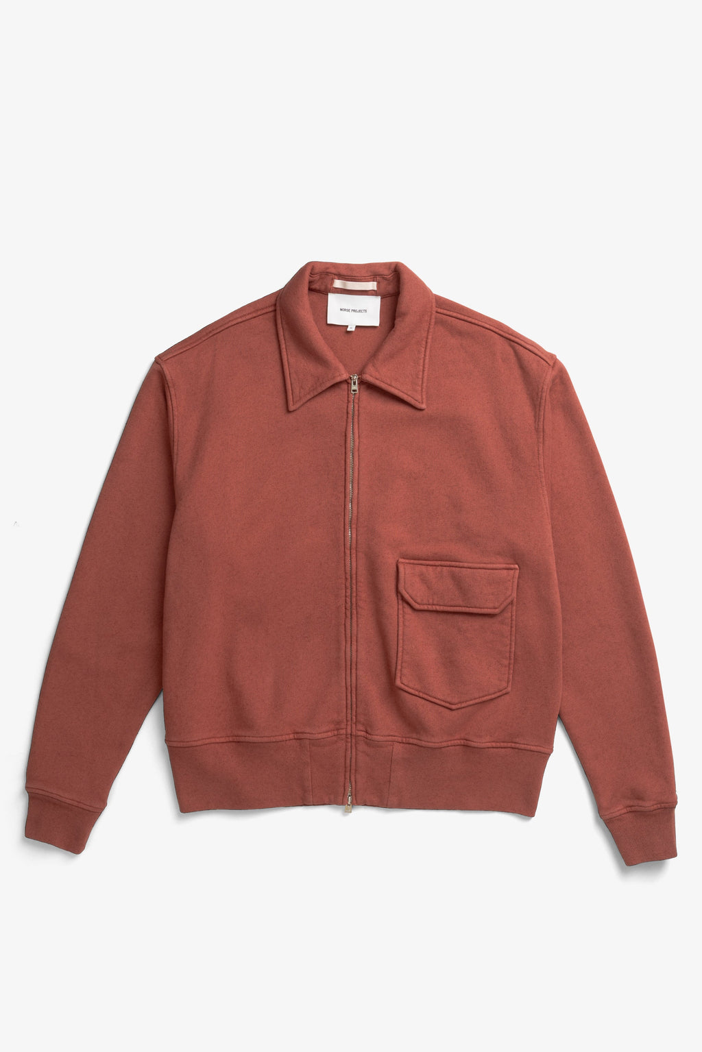 Veste bouclée en coton et lin – Une veste zippée décontractée, teinte après confection, en bouclette de coton et de lin – Elle est dotée de manches montées, d’un b…