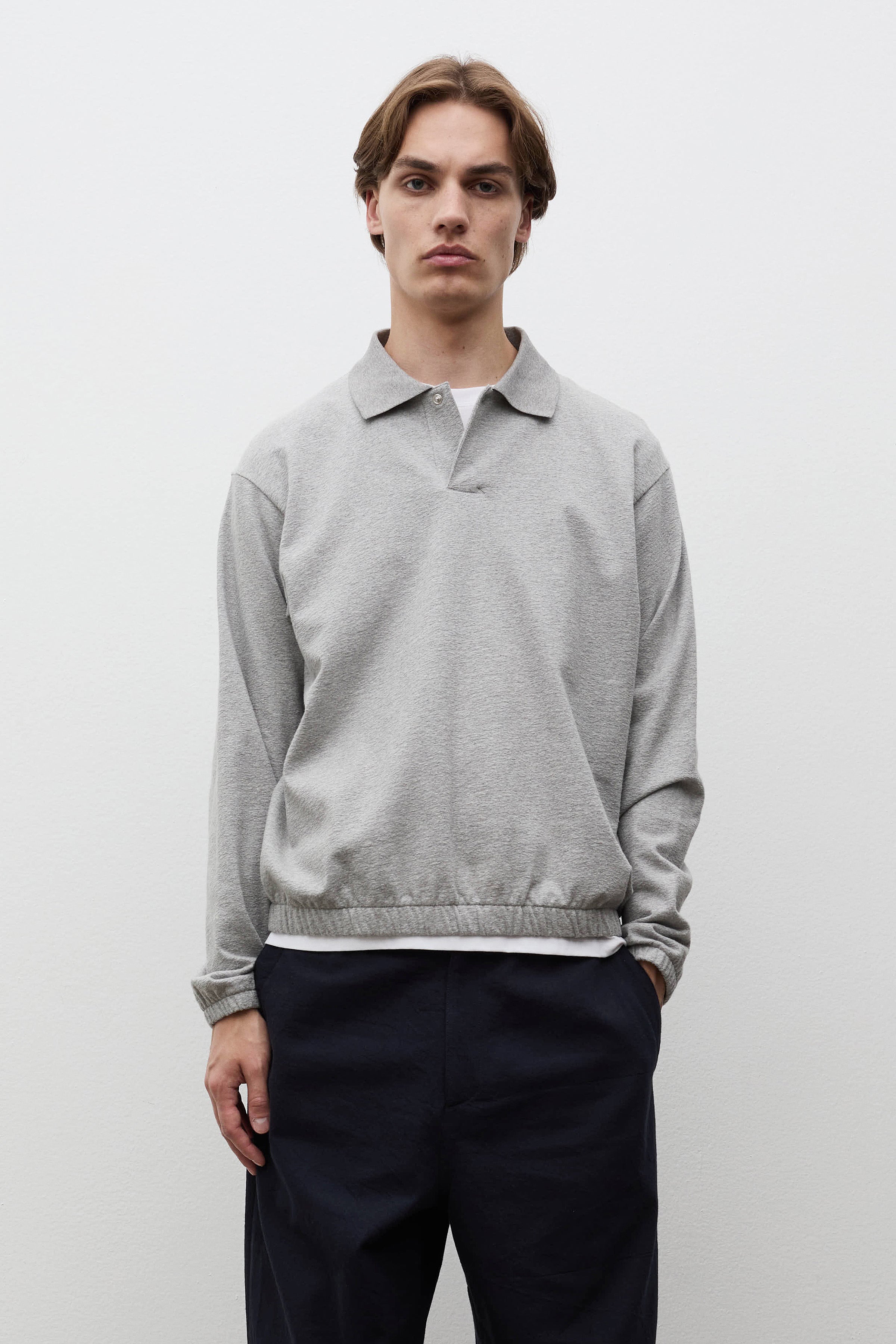 Polo en jersey de coton léger et décontracté - Un polo à la coupe décontractée confectionné en jersey de coton texturé - Un polo à la coupe décontractée confectionné en jerse…