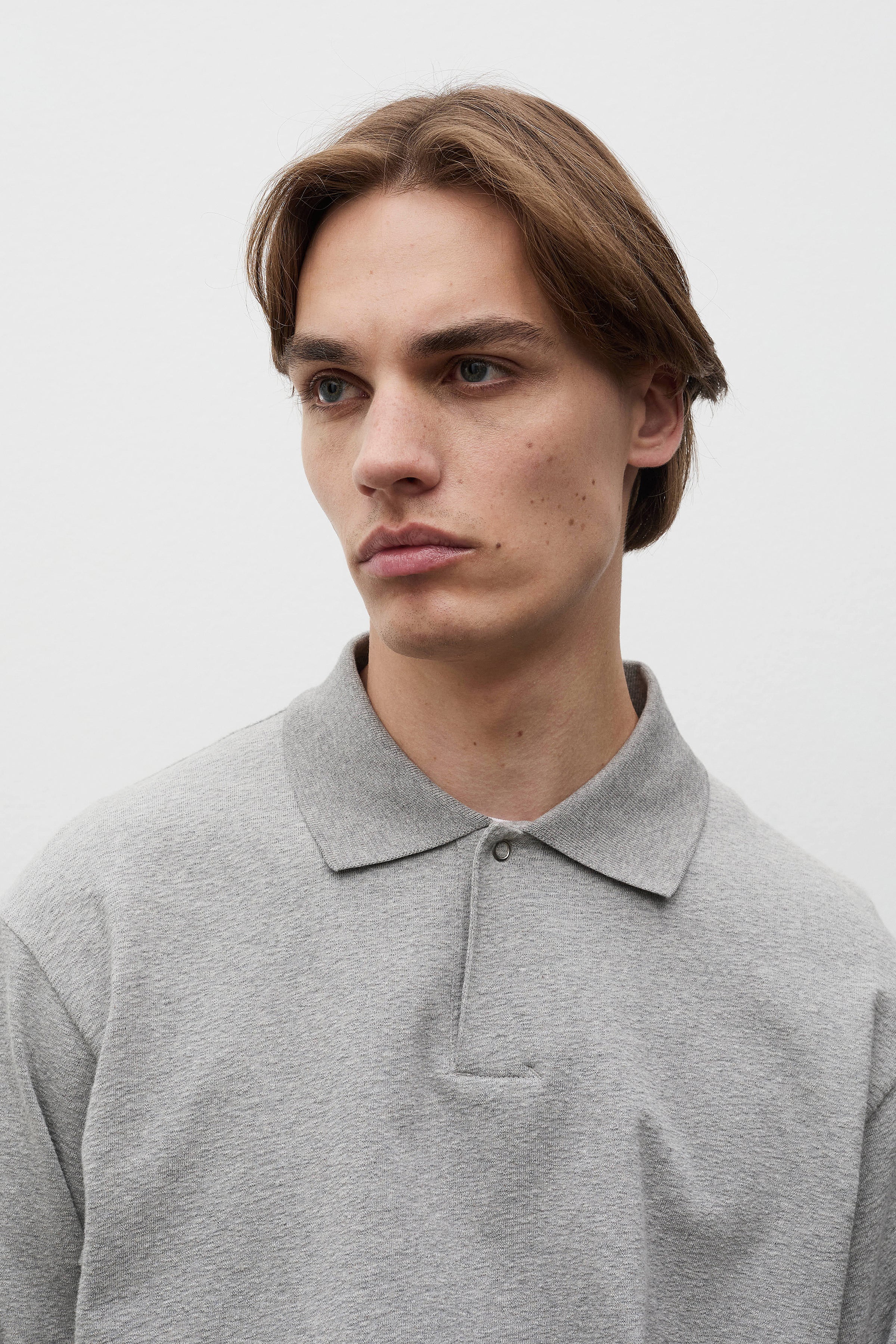 Polo en jersey de coton léger et décontracté - Un polo à la coupe décontractée confectionné en jersey de coton texturé - Un polo à la coupe décontractée confectionné en jerse…