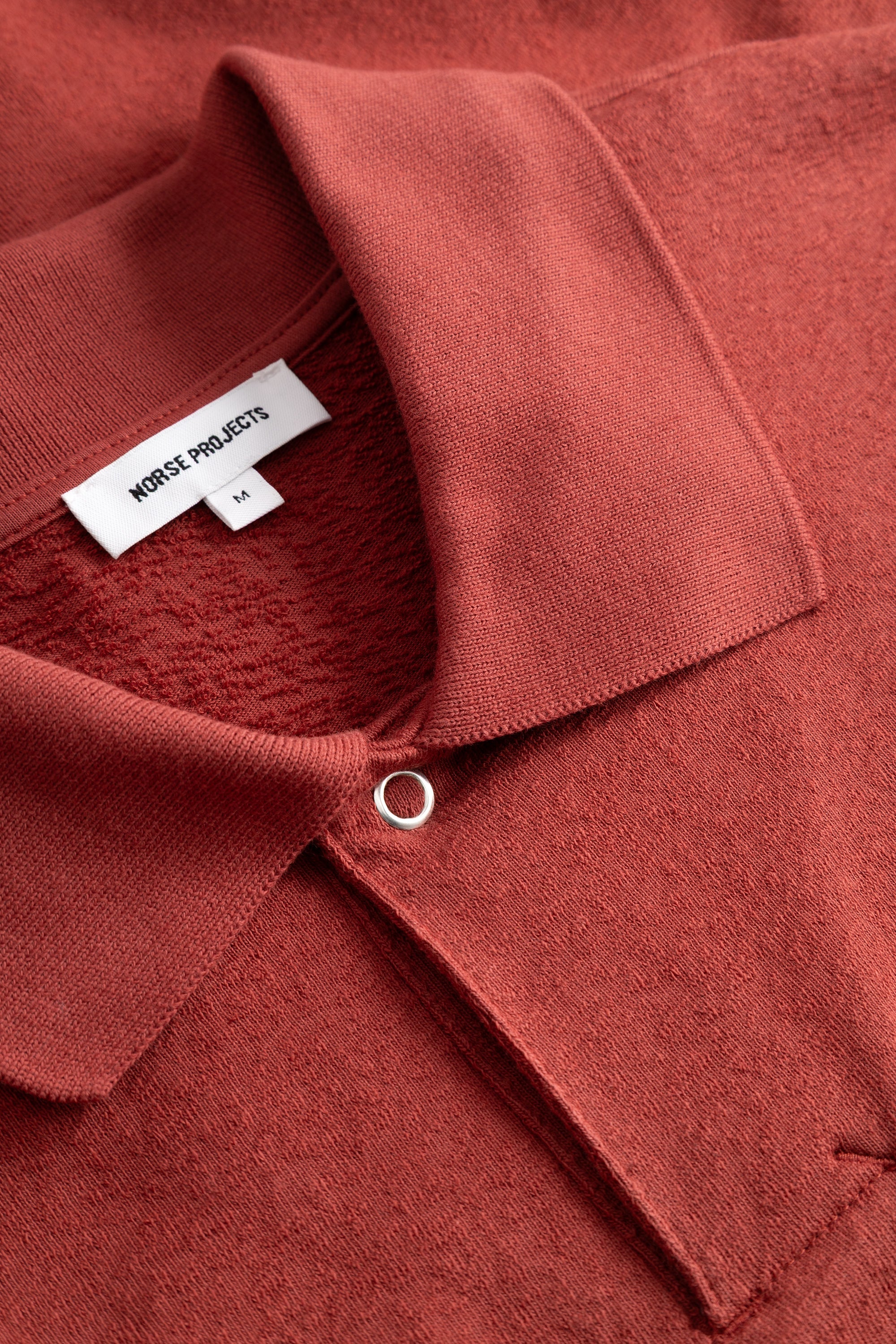 Polo en jersey de coton texturé coupe décontractée - Un polo coupe décontractée confectionné dans un jersey de coton texturé - Le modèle présente un col en maille côtelée plate, un bouton...