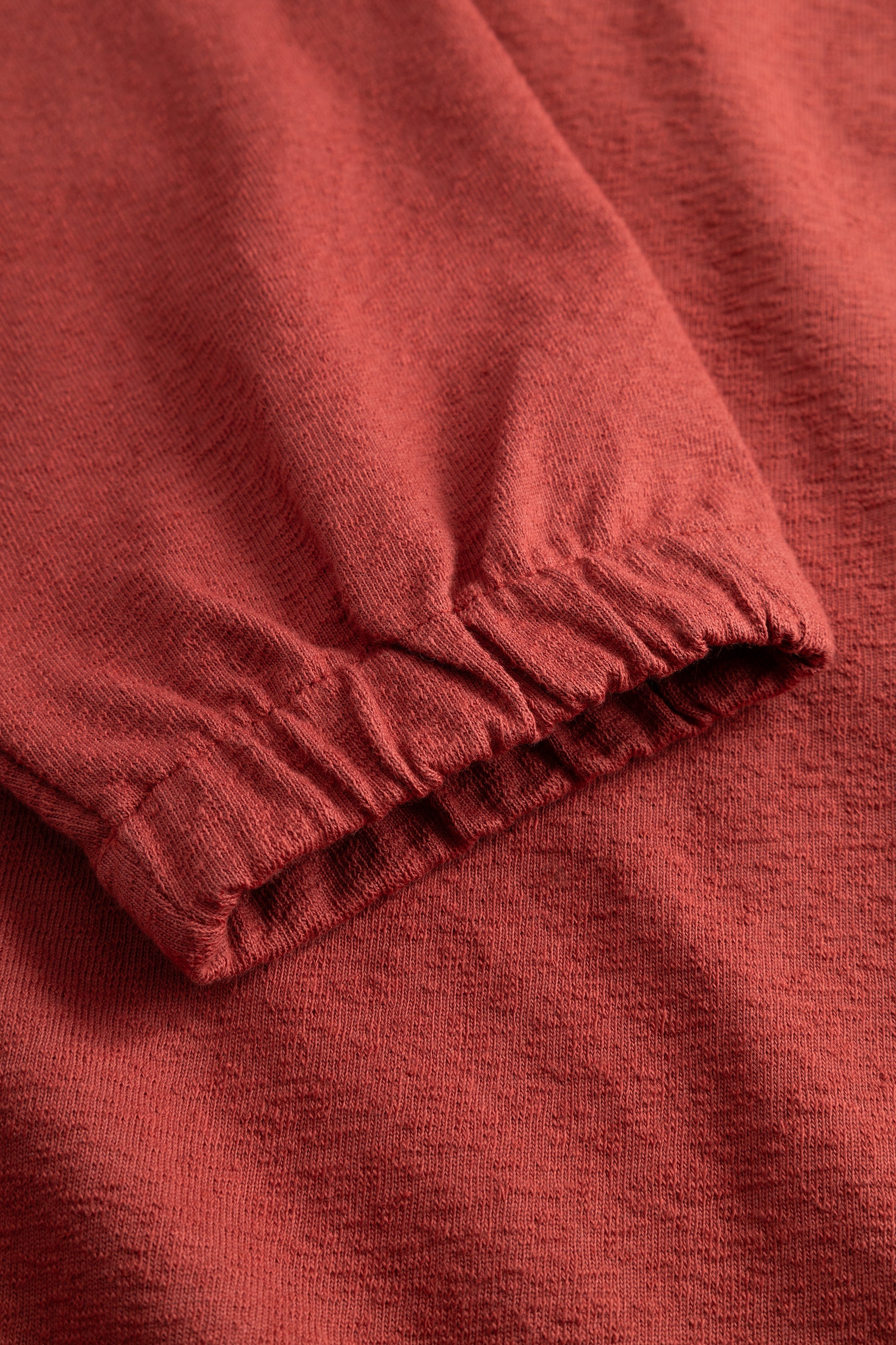 Polo en jersey de coton texturé coupe décontractée - Un polo coupe décontractée confectionné dans un jersey de coton texturé - Le modèle présente un col en maille côtelée plate, un bouton...