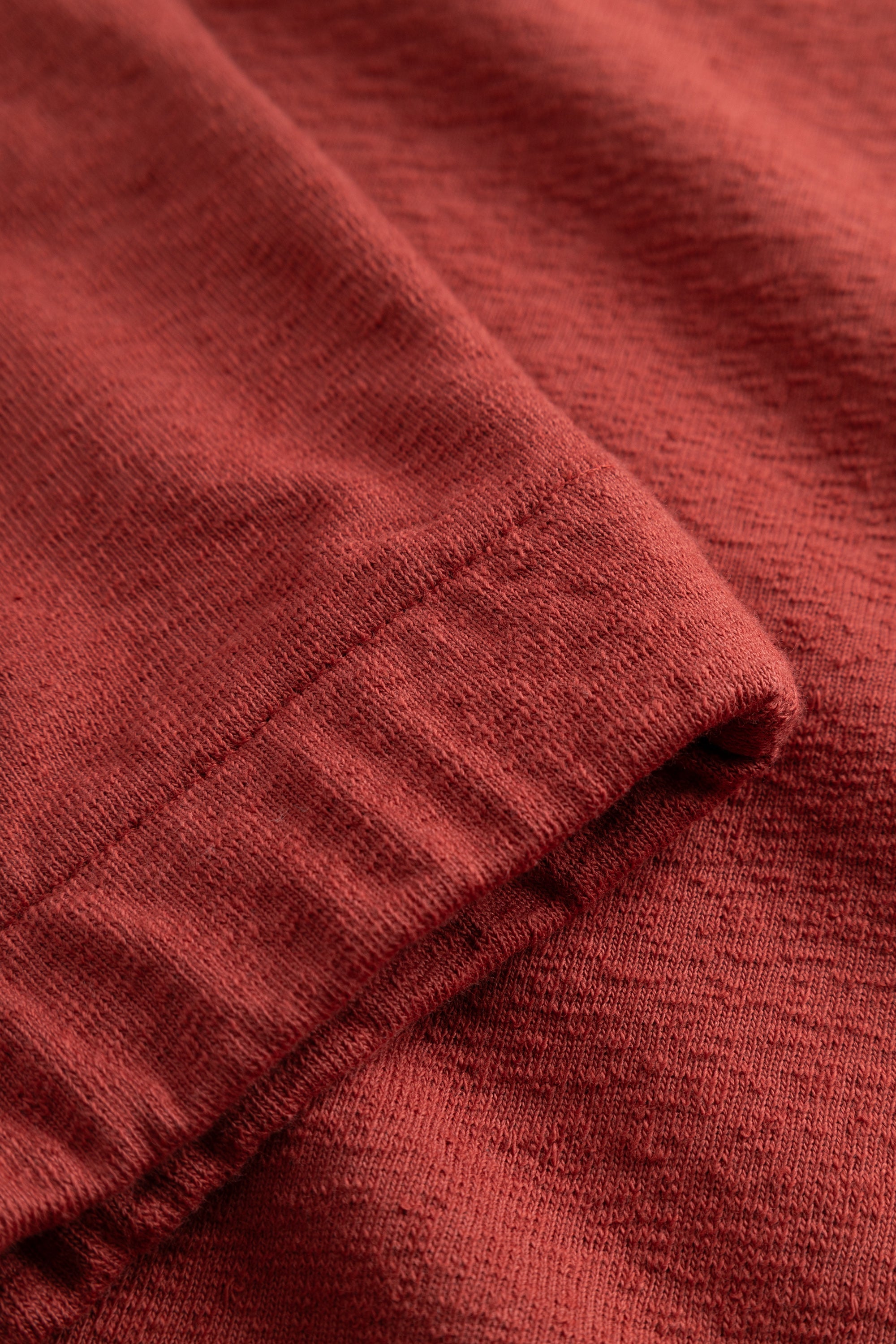 Polo en jersey de coton texturé coupe décontractée - Un polo coupe décontractée confectionné dans un jersey de coton texturé - Le modèle présente un col en maille côtelée plate, un bouton...