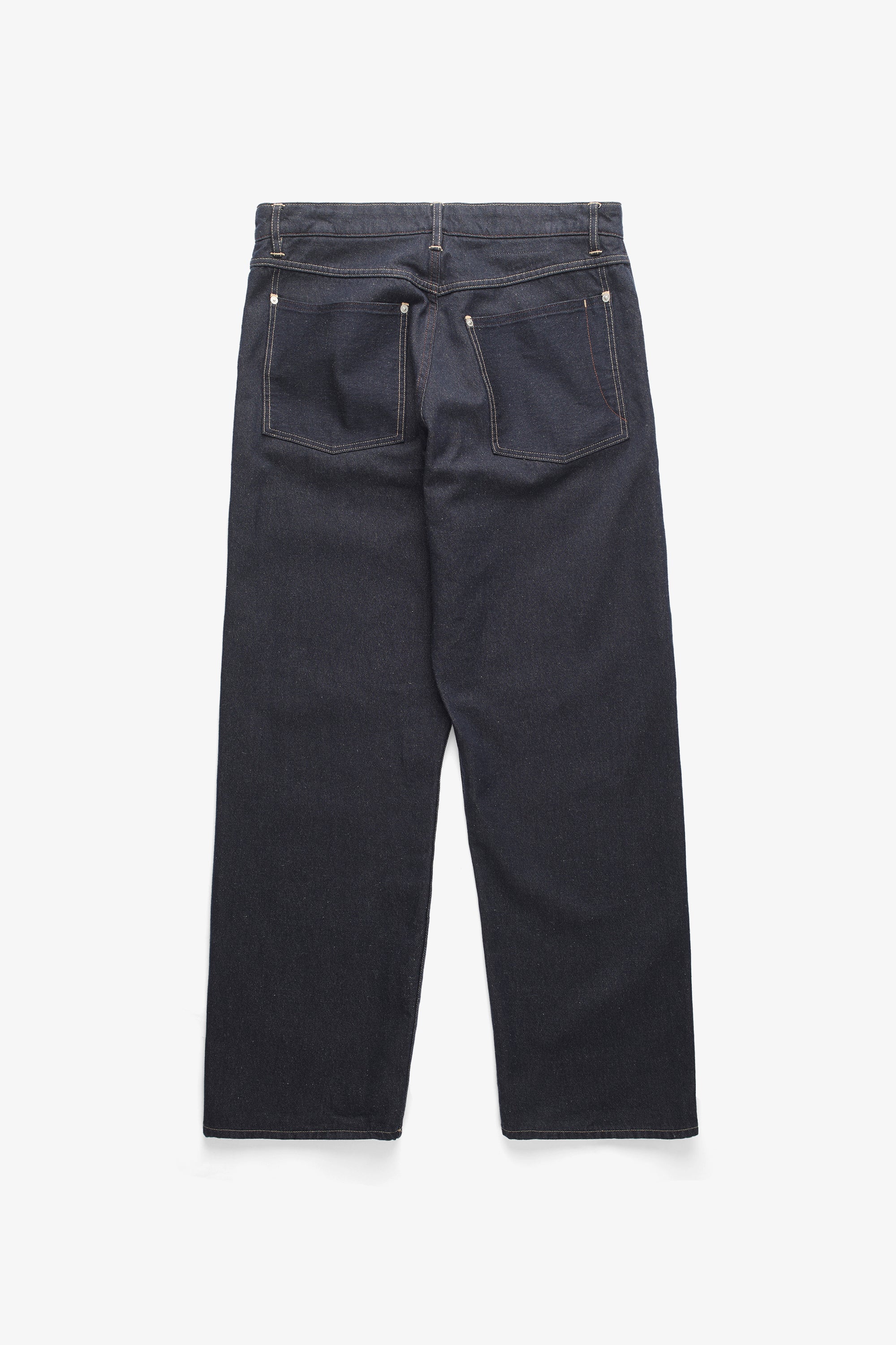 Jean en sergé croisé Nordmarka – Avec sa taille mi-haute et sa coupe large, notre version contemporaine sublime la silhouette classique par un design moderne et fonctionnel…