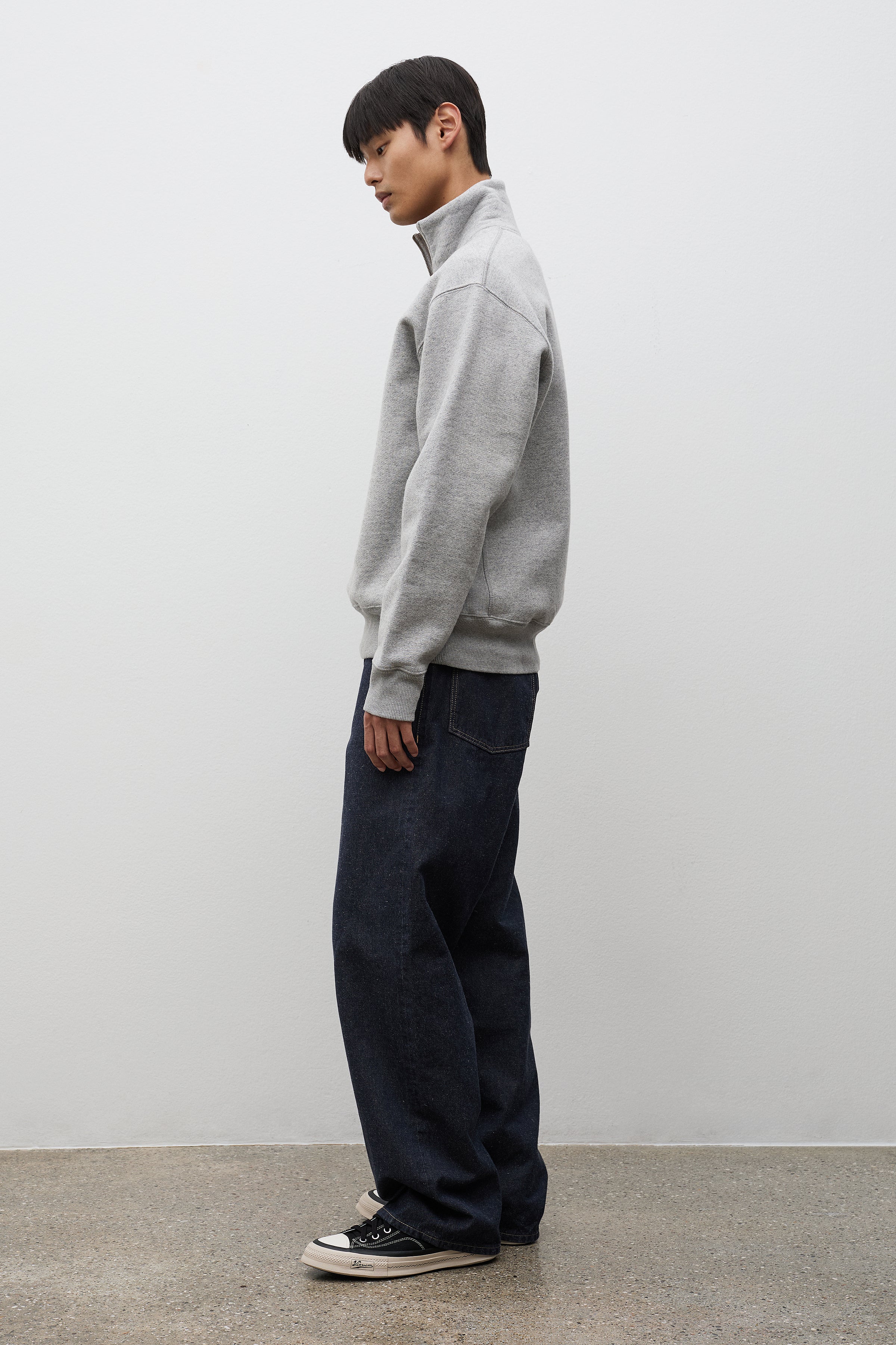 Jean en sergé croisé Nordmarka – Avec sa taille mi-haute et sa coupe large, notre version contemporaine sublime la silhouette classique par un design moderne et fonctionnel…