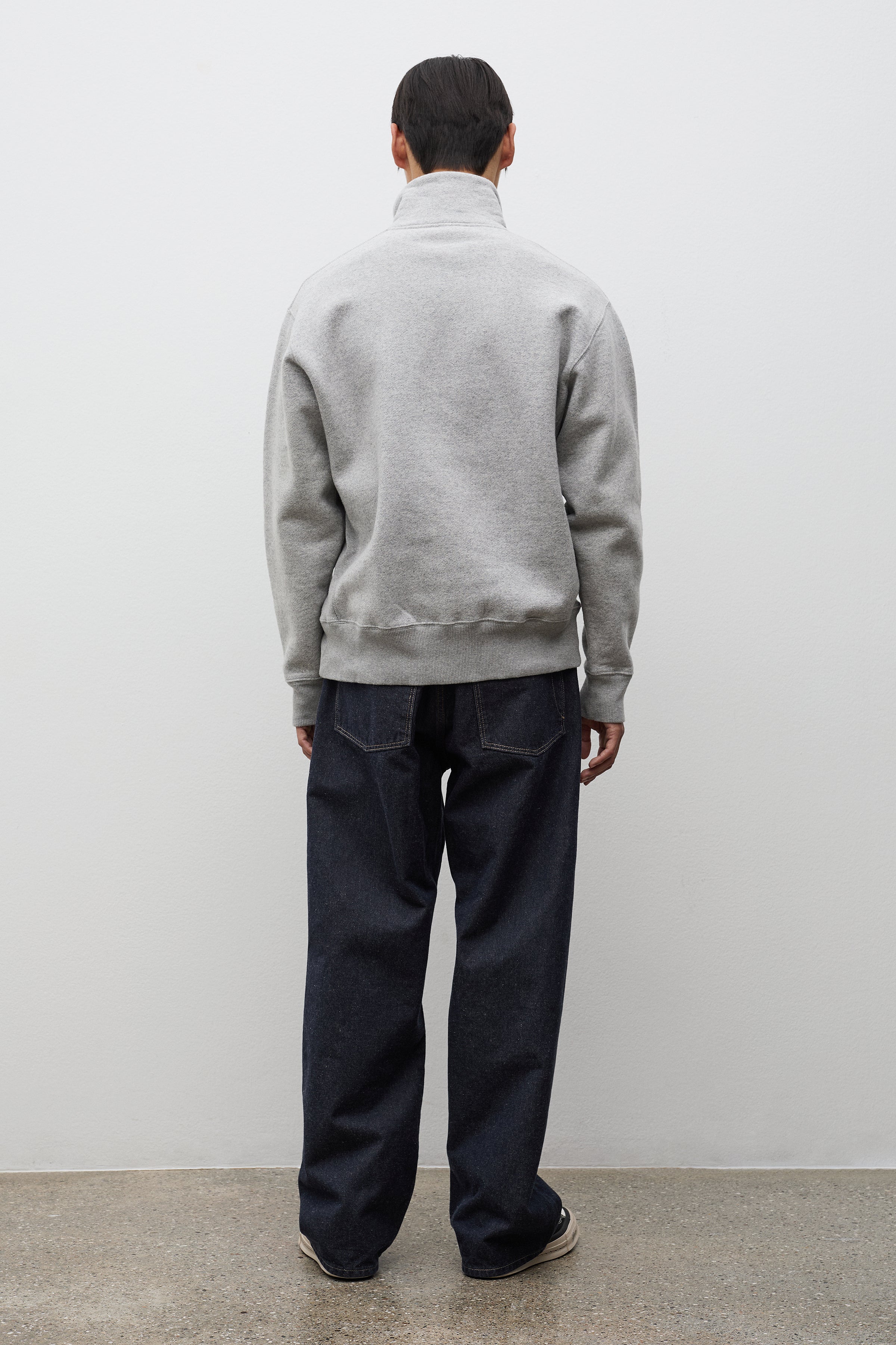 Jean en sergé croisé Nordmarka – Avec sa taille mi-haute et sa coupe large, notre version contemporaine sublime la silhouette classique par un design moderne et fonctionnel…