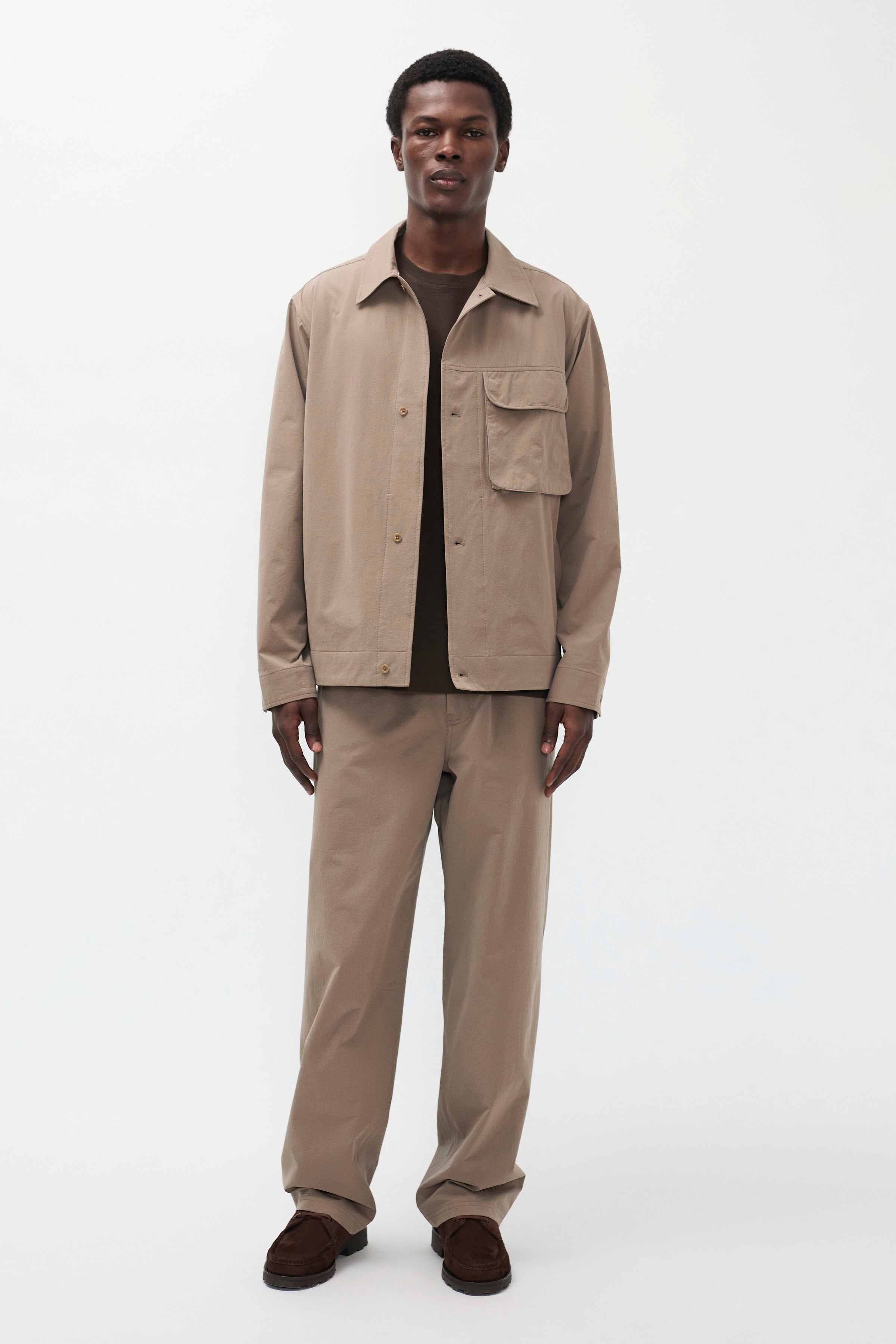 Pantalon de ville - Conçu pour une haute perméabilité à l'air et une grande extensibilité, il offre un confort exceptionnel et une protection fiable contre les intempéries, tandis que le fab…