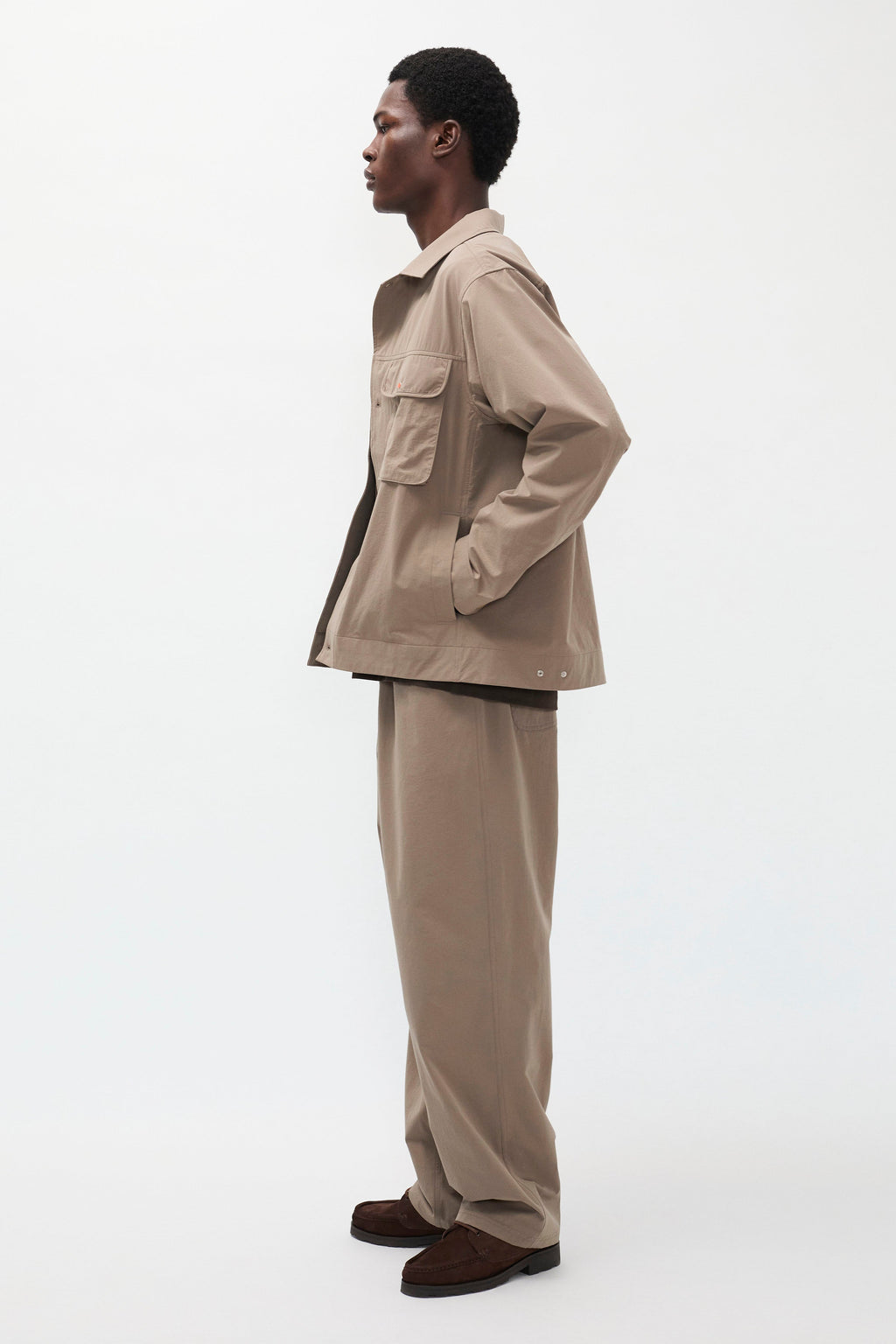 Pantalon de ville - Conçu pour une haute perméabilité à l'air et une grande extensibilité, il offre un confort exceptionnel et une protection fiable contre les intempéries, tandis que le fab…