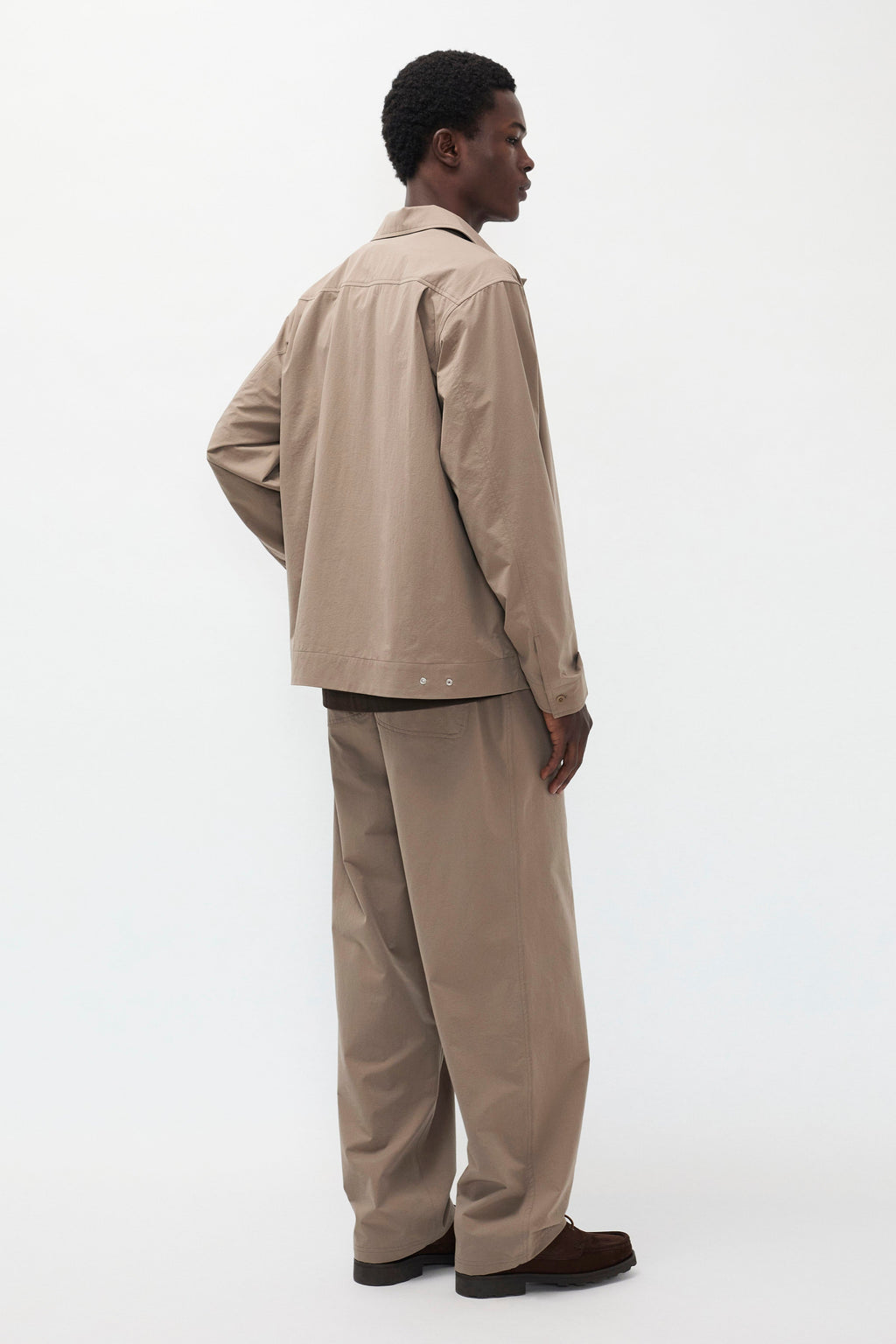 Pantalon de ville - Conçu pour une haute perméabilité à l'air et une grande extensibilité, il offre un confort exceptionnel et une protection fiable contre les intempéries, tandis que le fab…
