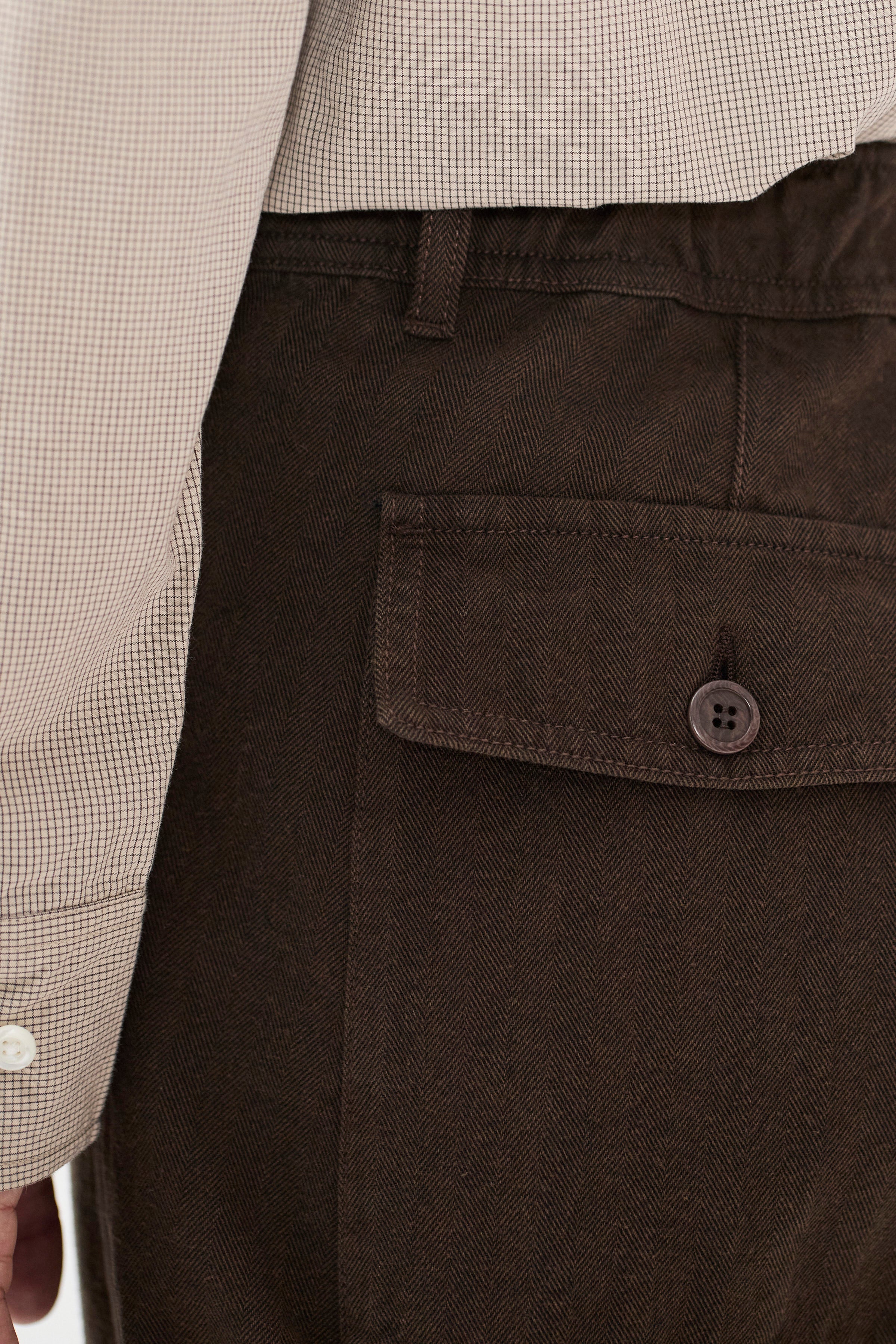 Pantalon en chevron de coton et laine décontracté – Doté de poches de style treillis à l'avant et à l'arrière, d'une braguette zippée et d'une fermeture boutonnée – Doté de poches de style treillis…