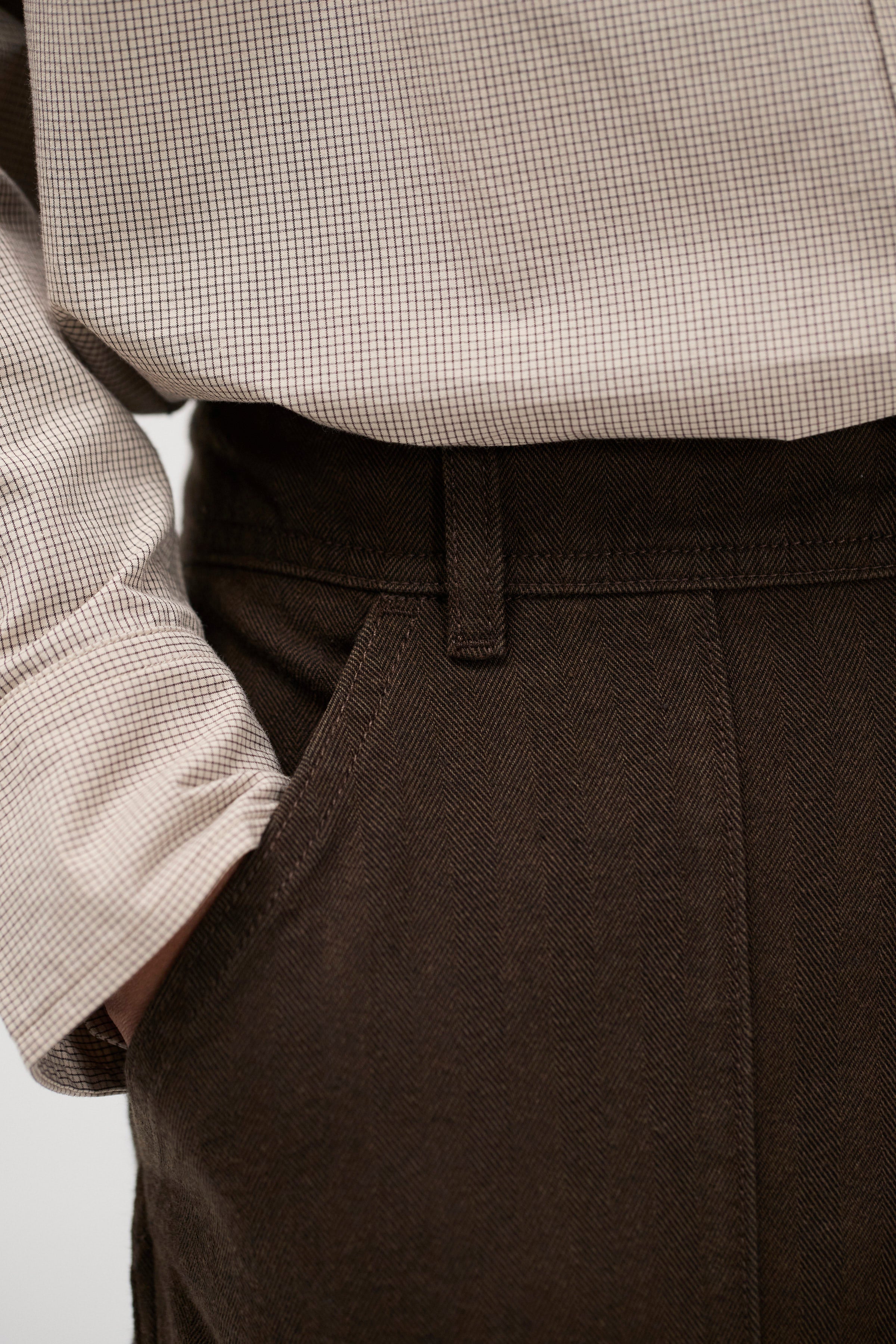 Pantalon en chevron de coton et laine décontracté – Doté de poches de style treillis à l'avant et à l'arrière, d'une braguette zippée et d'une fermeture boutonnée – Doté de poches de style treillis…