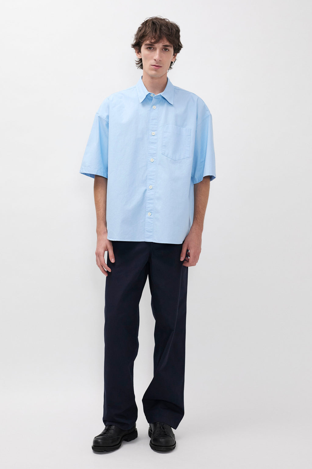 Pantalon en sergé de coton décontracté - Un pantalon élastiqué à la coupe décontractée, avec une jambe large, confectionné en sergé léger et teint en pièce pour une couleur riche