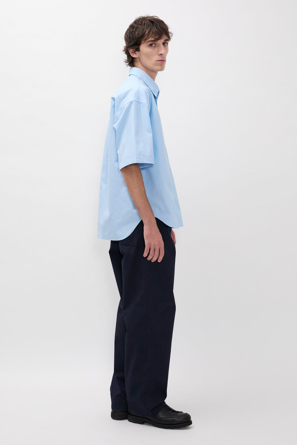Pantalon en sergé de coton décontracté - Un pantalon élastiqué à la coupe décontractée, avec une jambe large, confectionné en sergé léger et teint en pièce pour une couleur riche