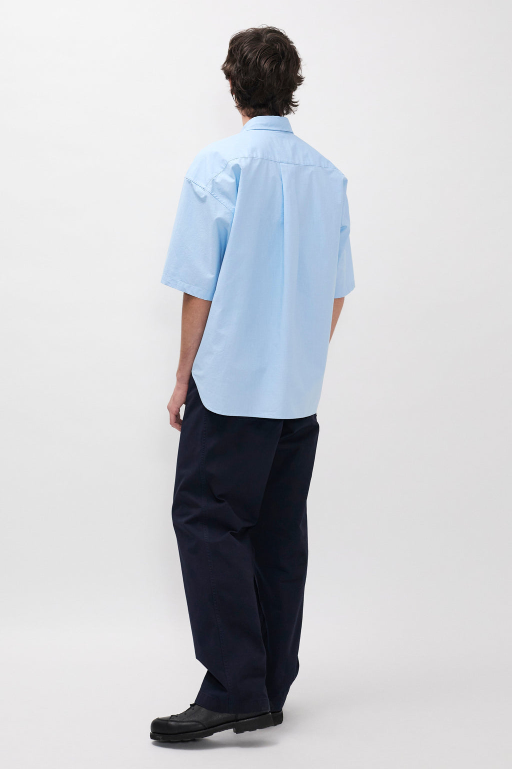 Pantalon en sergé de coton décontracté - Un pantalon élastiqué à la coupe décontractée, avec une jambe large, confectionné en sergé léger et teint en pièce pour une couleur riche
