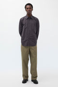 Pantalon relax en sergé de coton – Un pantalon élastiqué décontracté à jambe large, confectionné en sergé léger et teint en pièce pour une couleur riche.