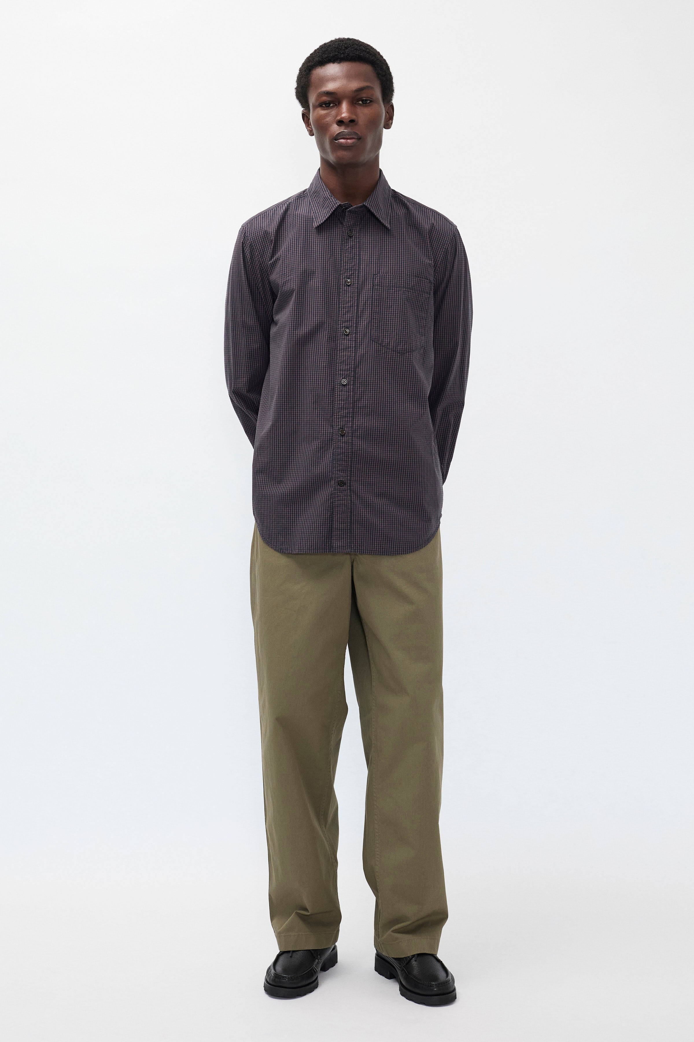 Pantalon relax en sergé de coton – Un pantalon élastiqué décontracté à jambe large, confectionné en sergé léger et teint en pièce pour une couleur riche.