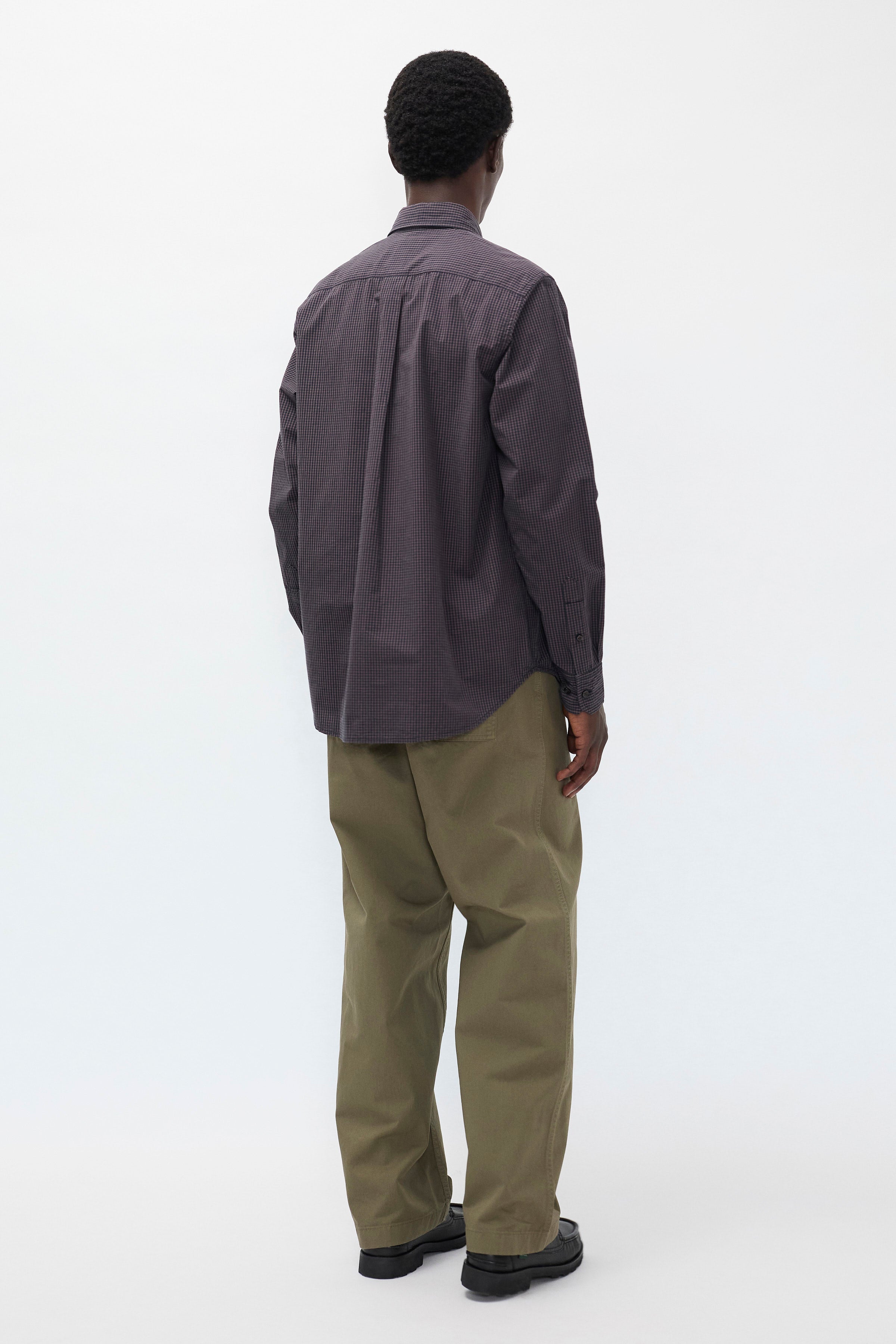 Pantalon relax en sergé de coton – Un pantalon élastiqué décontracté à jambe large, confectionné en sergé léger et teint en pièce pour une couleur riche.