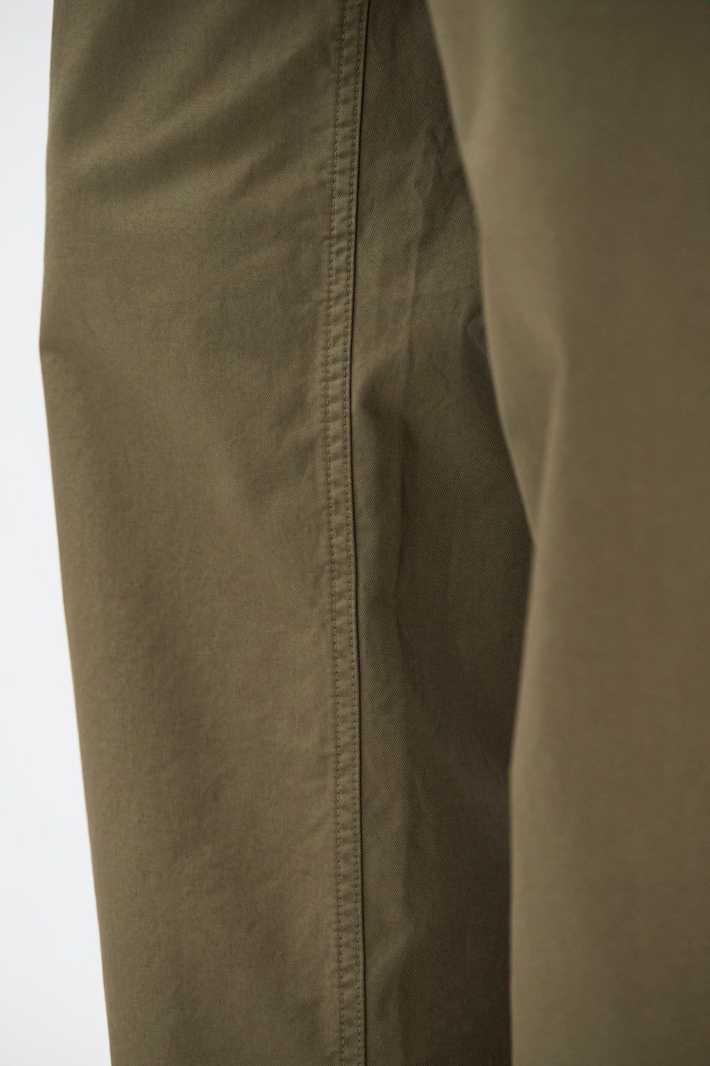 Pantalon relax en sergé de coton – Un pantalon élastiqué décontracté à jambe large, confectionné en sergé léger et teint en pièce pour une couleur riche.