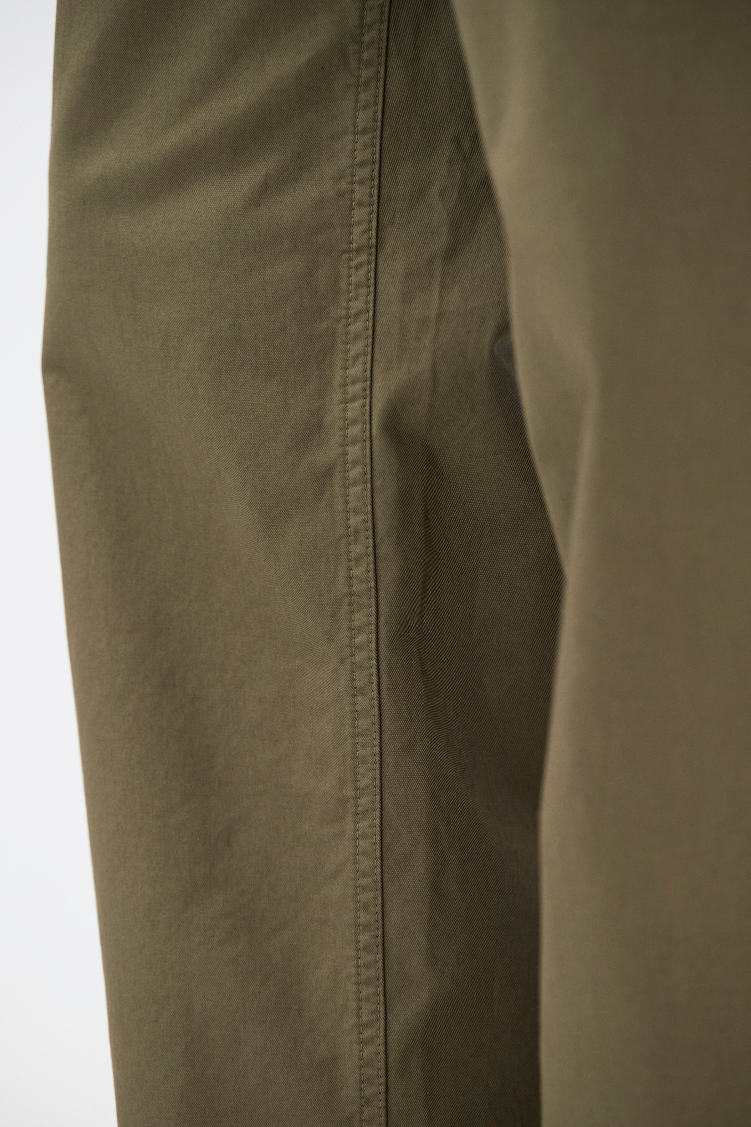 Pantalon relax en sergé de coton – Un pantalon élastiqué décontracté à jambe large, confectionné en sergé léger et teint en pièce pour une couleur riche.
