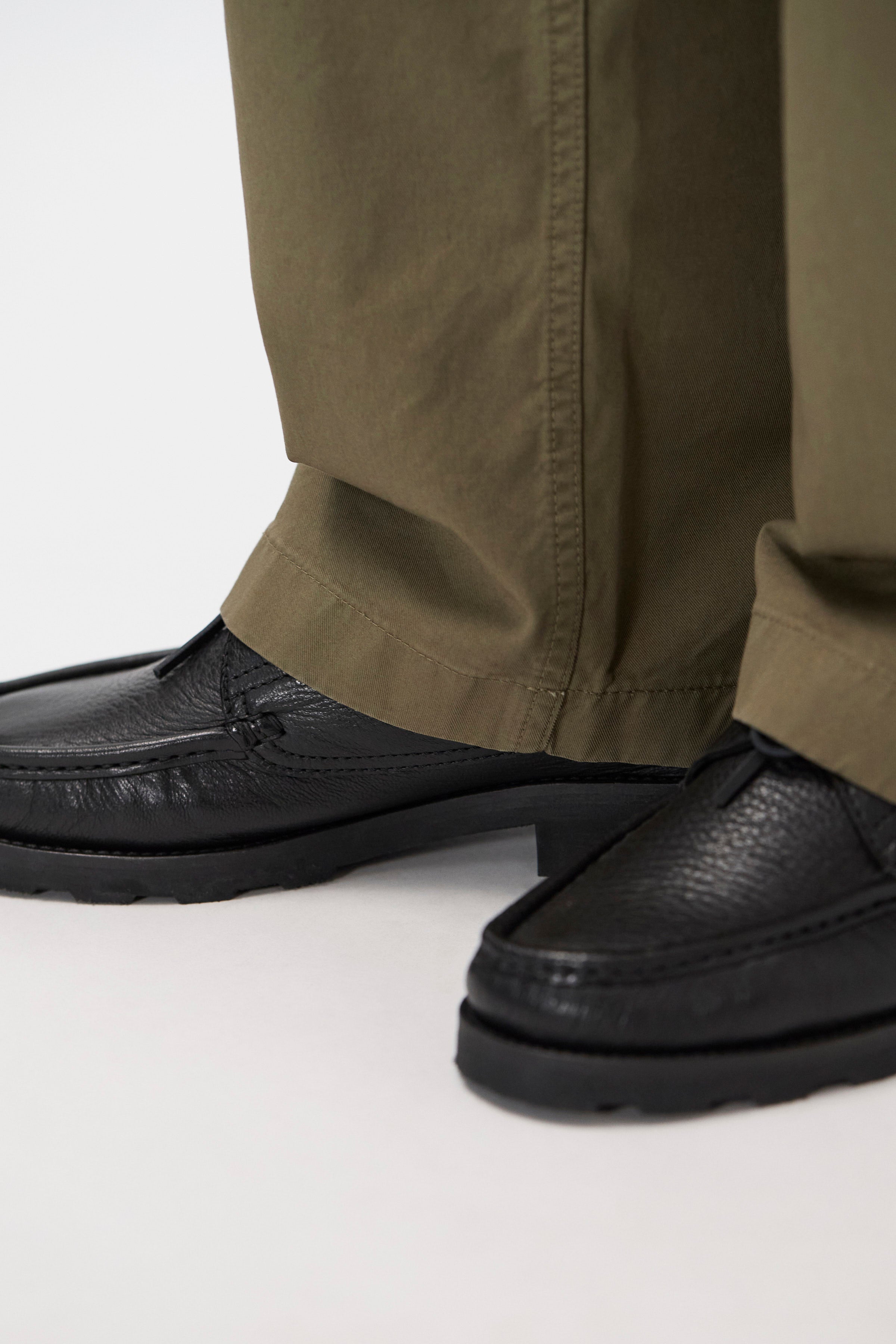 Pantalon relax en sergé de coton – Un pantalon élastiqué décontracté à jambe large, confectionné en sergé léger et teint en pièce pour une couleur riche.