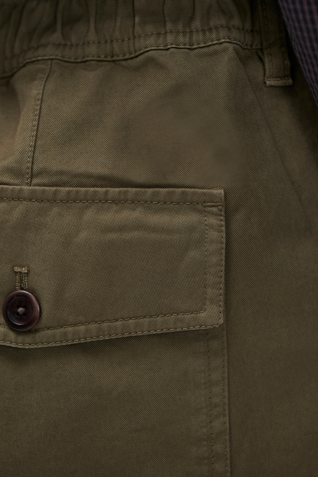 Pantalon relax en sergé de coton – Un pantalon élastiqué décontracté à jambe large, confectionné en sergé léger et teint en pièce pour une couleur riche.
