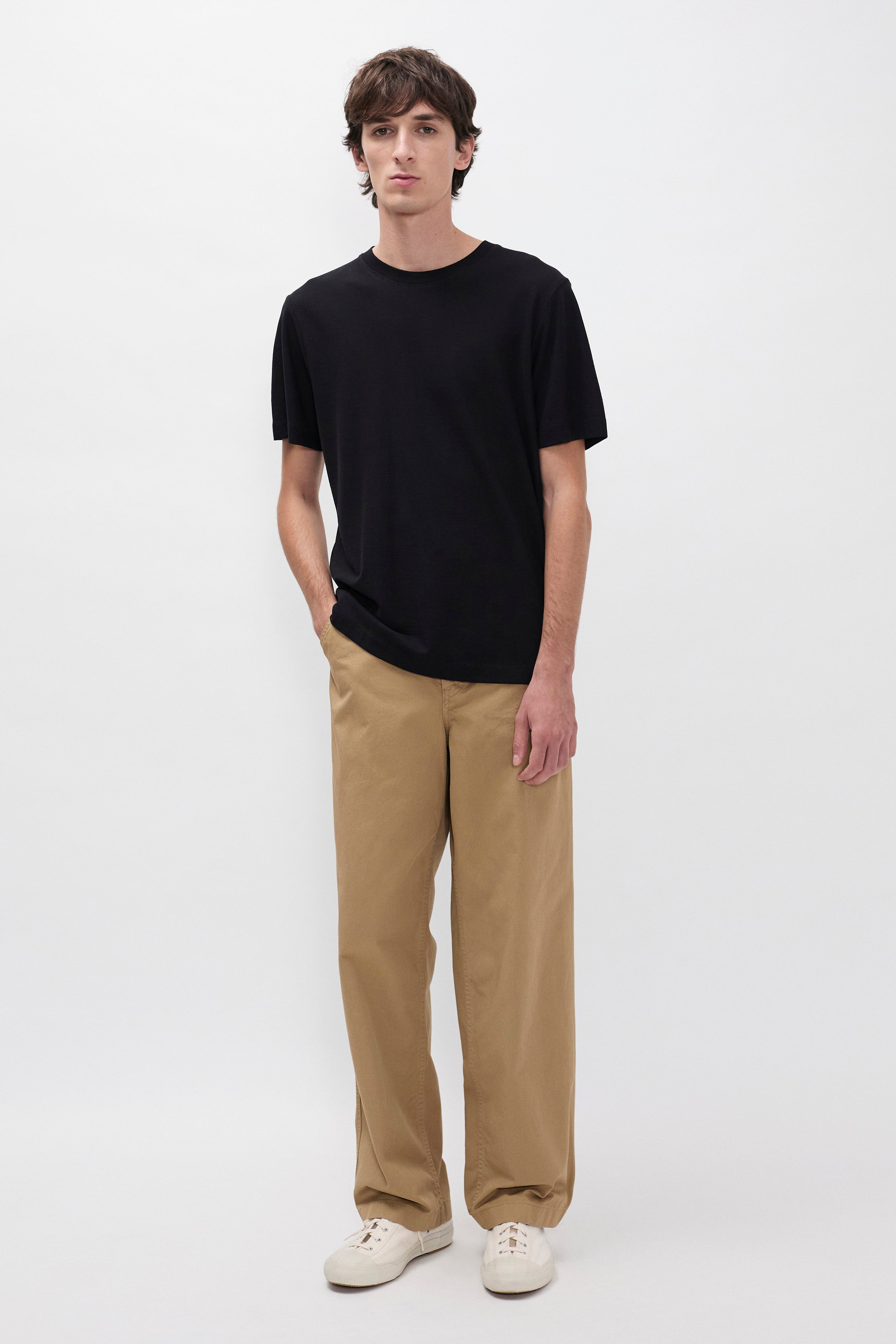 Pantalon en sergé de coton décontracté - Un pantalon élastiqué décontracté, avec une jambe large, confectionné en sergé léger et teint en pièce pour une couleur riche.