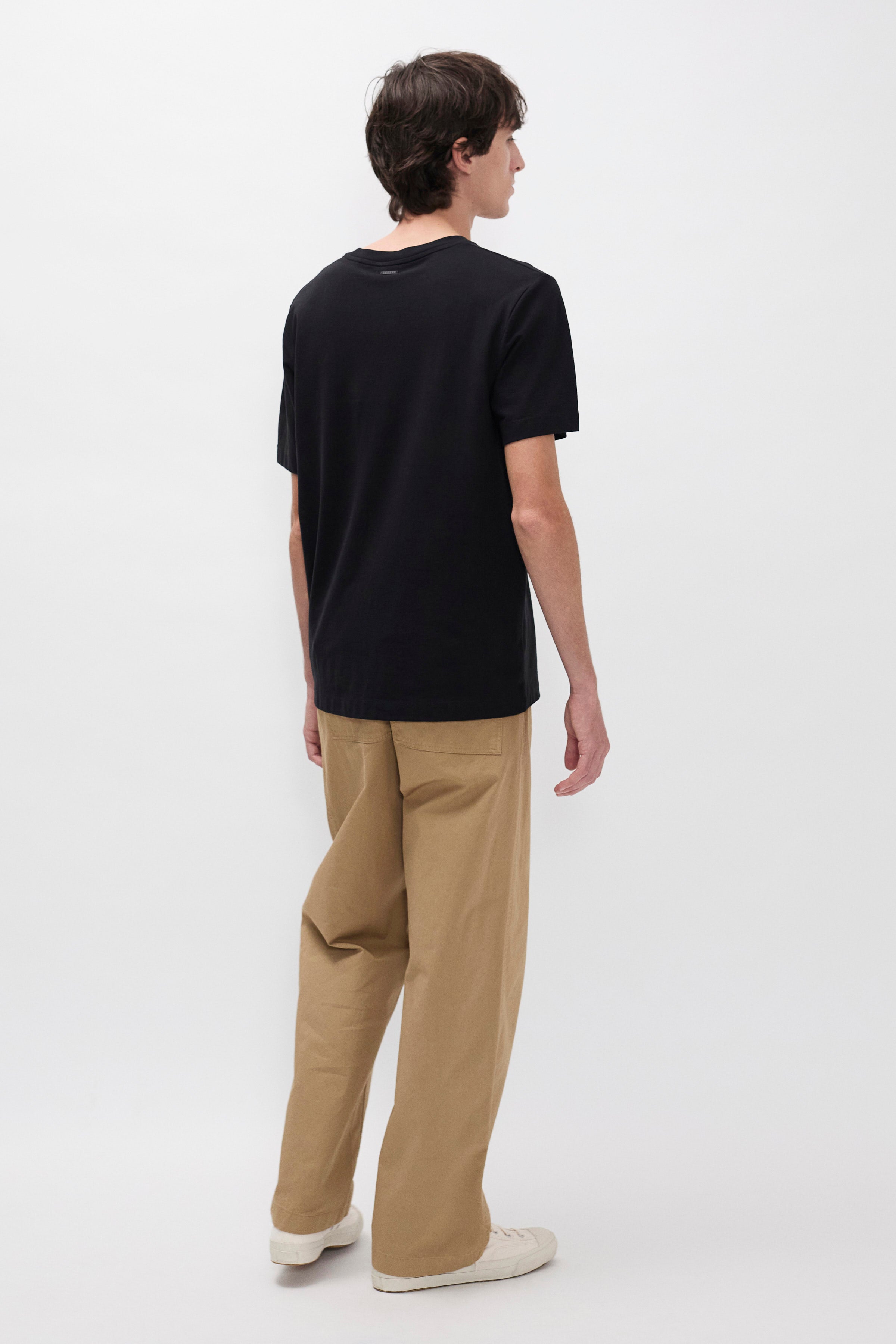 Pantalon en sergé de coton décontracté - Un pantalon élastiqué décontracté, avec une jambe large, confectionné en sergé léger et teint en pièce pour une couleur riche.