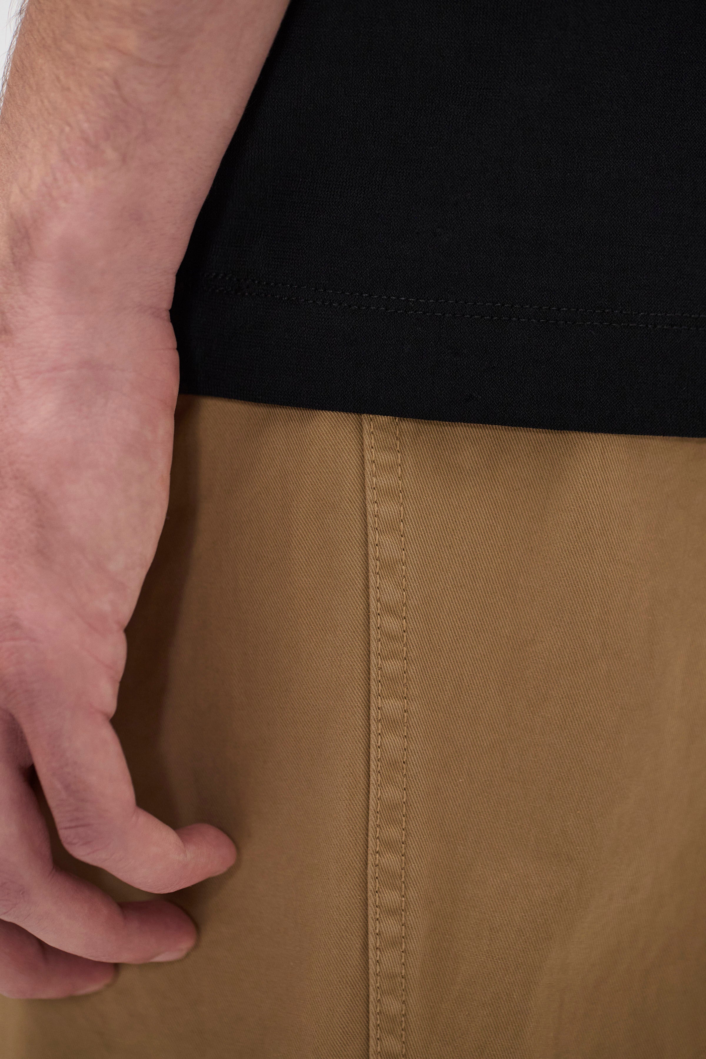 Pantalon en sergé de coton décontracté - Un pantalon élastiqué décontracté, avec une jambe large, confectionné en sergé léger et teint en pièce pour une couleur riche.