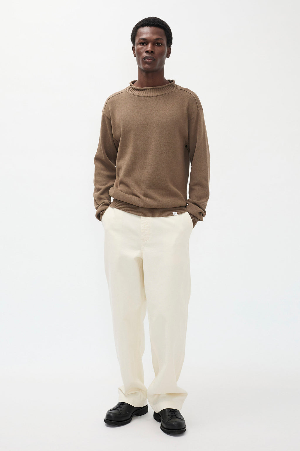Pantalon en sergé épais – Un pantalon ajusté avec une ceinture montée, une jambe ample et une taille plus haute – Un pantalon ajusté avec une ceinture montée, une ja…