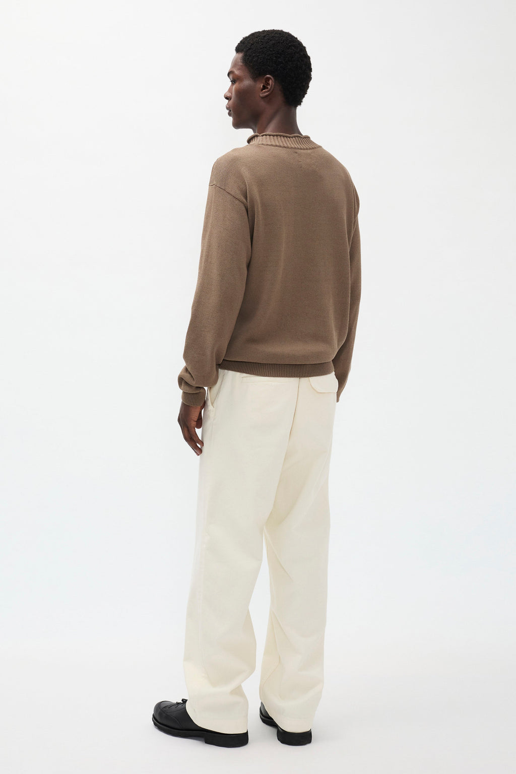 Pantalon en sergé épais – Un pantalon ajusté avec une ceinture montée, une jambe ample et une taille plus haute – Un pantalon ajusté avec une ceinture montée, une ja…
