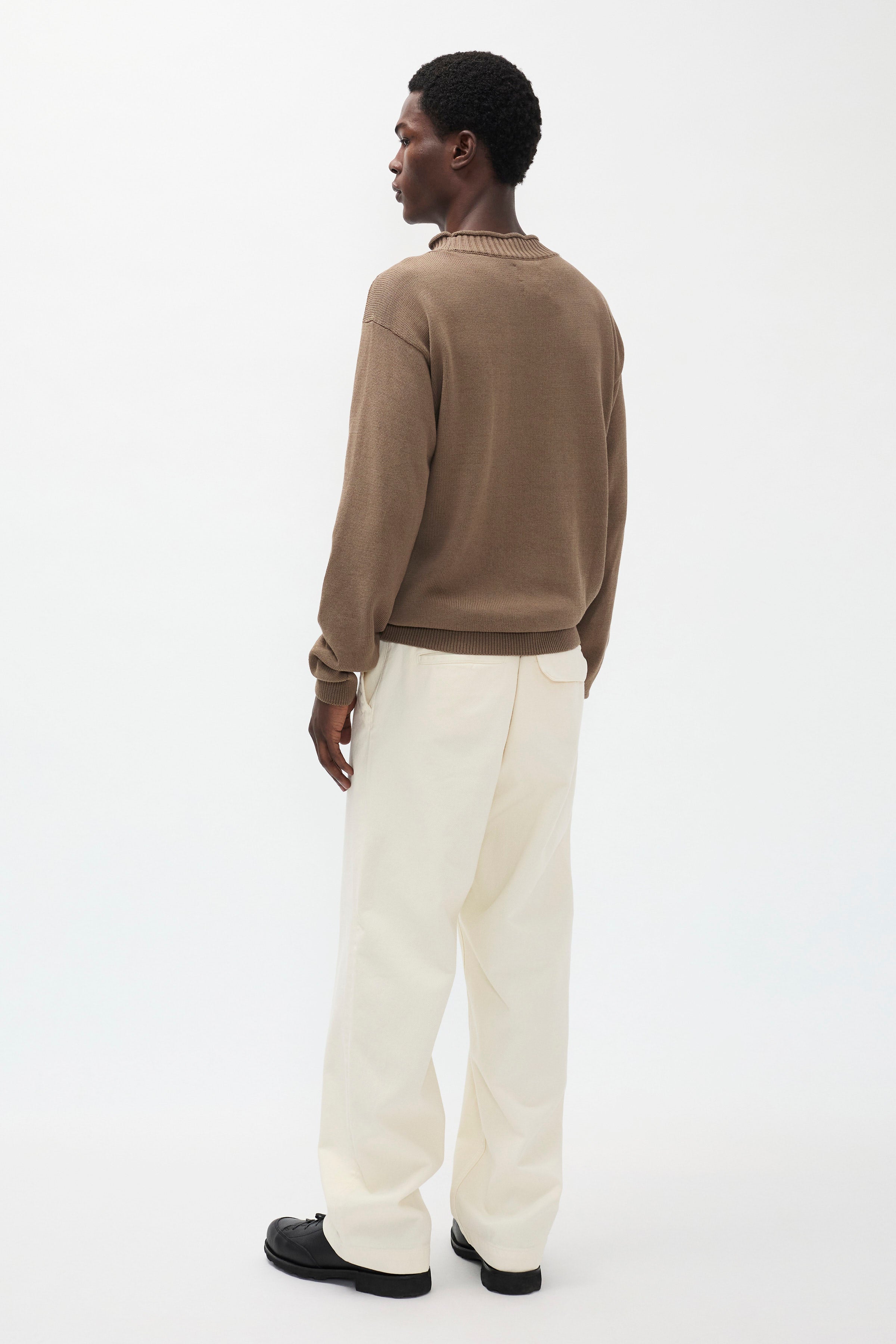 Pantalon en sergé épais – Un pantalon ajusté avec une ceinture montée, une jambe ample et une taille plus haute – Un pantalon ajusté avec une ceinture montée, une ja…