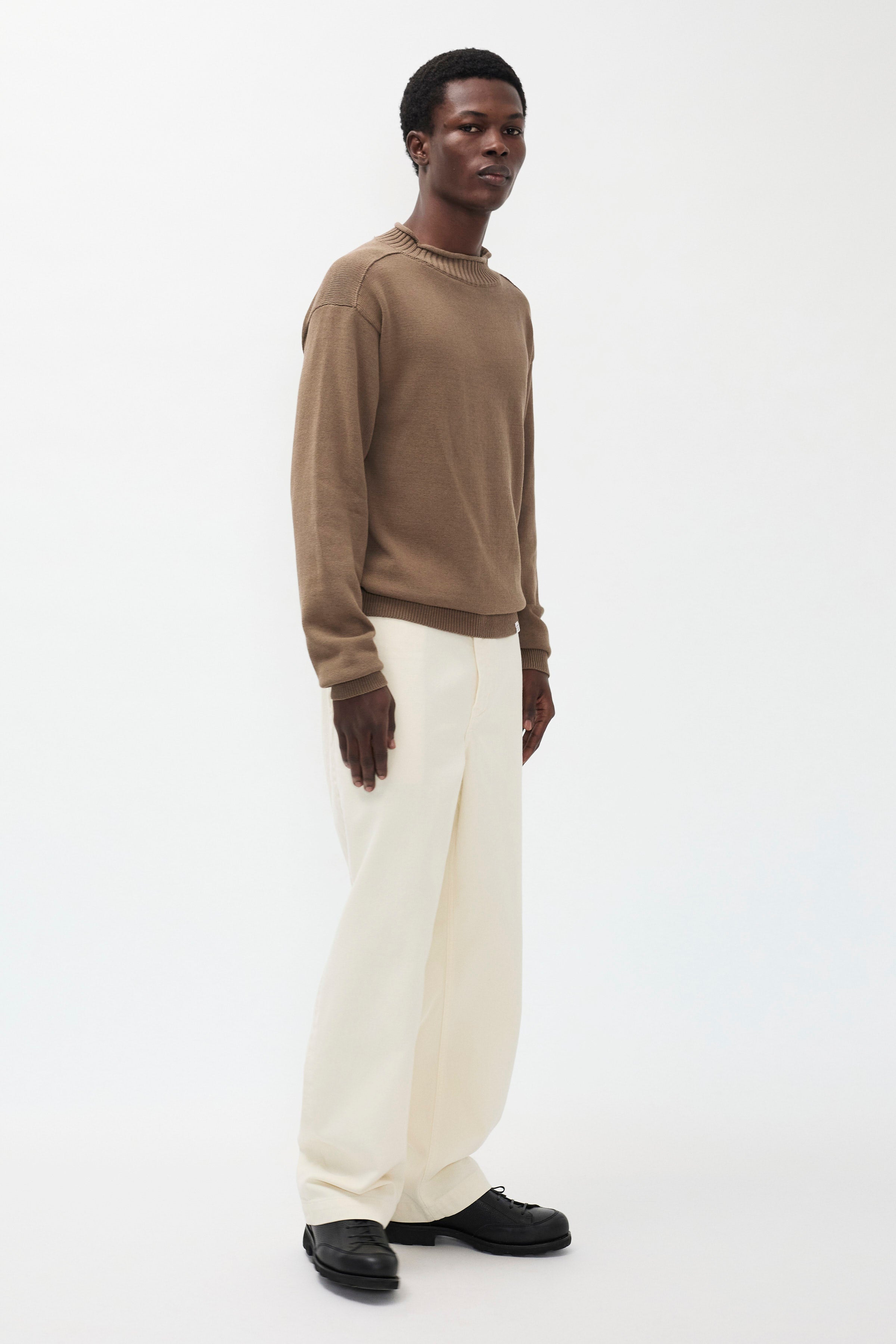 Pantalon en sergé épais – Un pantalon ajusté avec une ceinture montée, une jambe ample et une taille plus haute – Un pantalon ajusté avec une ceinture montée, une ja…