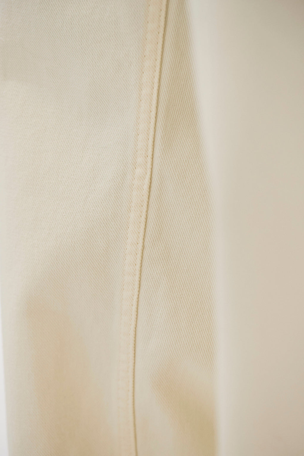 Pantalon en sergé épais – Un pantalon ajusté avec une ceinture montée, une jambe ample et une taille plus haute – Un pantalon ajusté avec une ceinture montée, une ja…