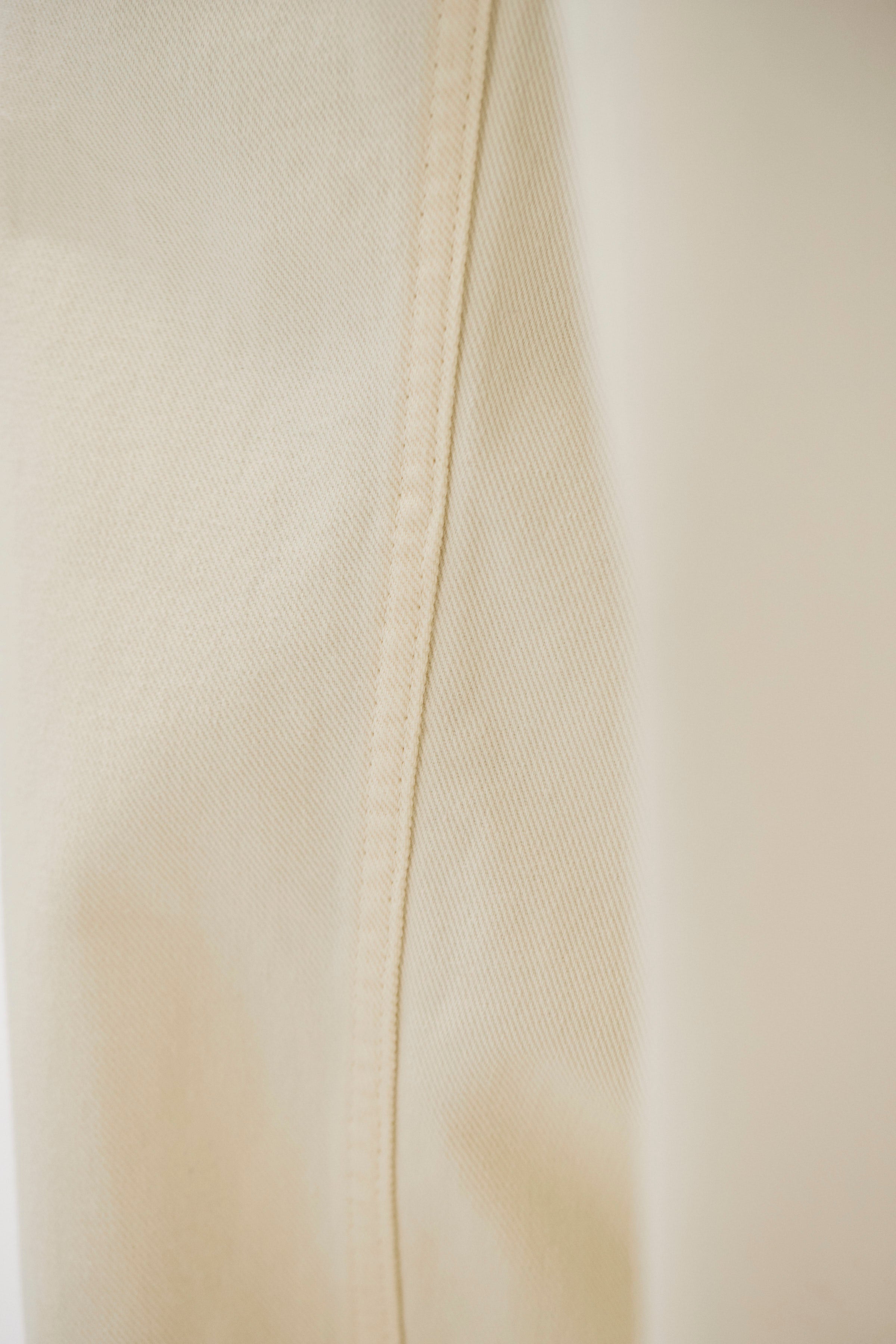Pantalon en sergé épais – Un pantalon ajusté avec une ceinture montée, une jambe ample et une taille plus haute – Un pantalon ajusté avec une ceinture montée, une ja…